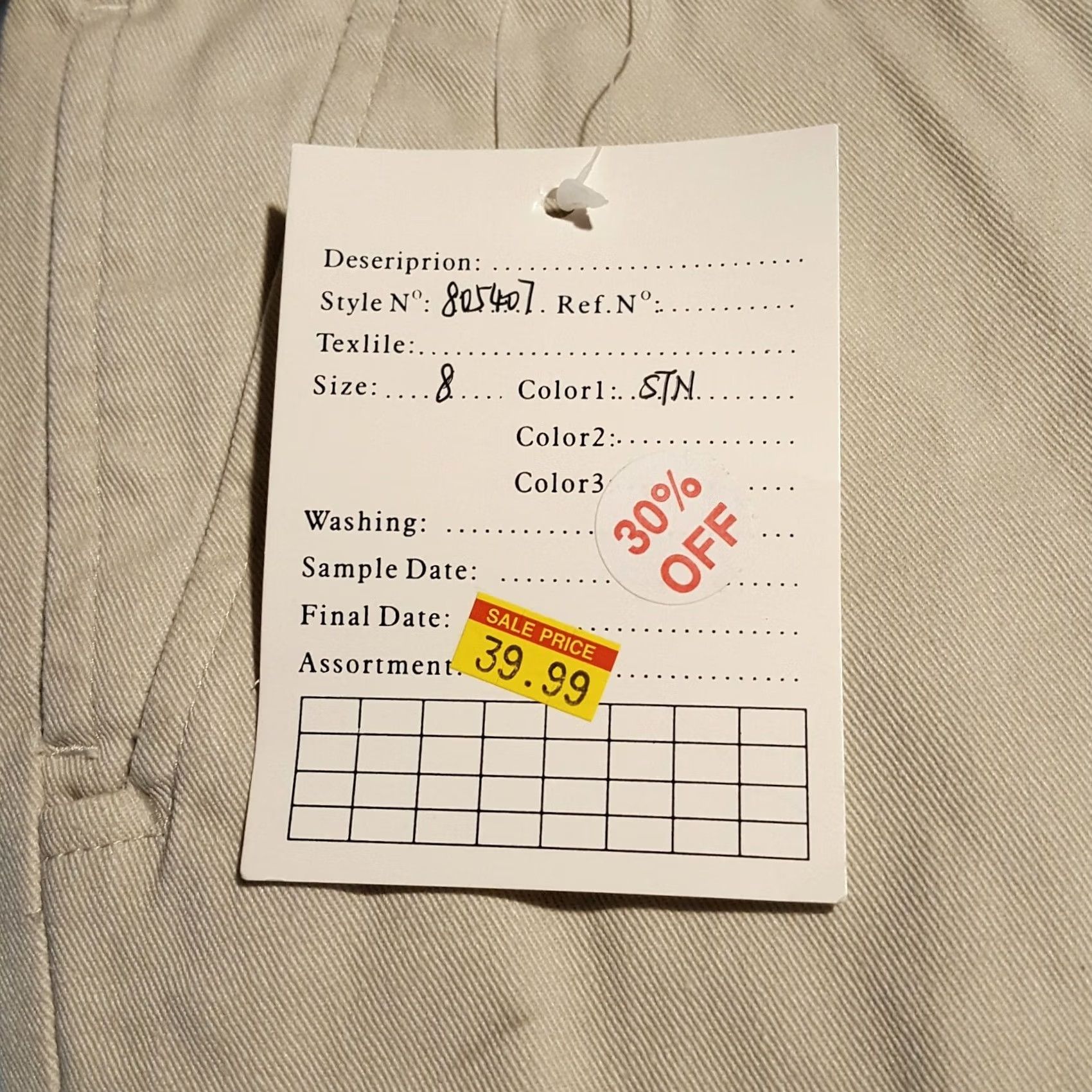 Izod VINTAGE IZOD Khaki Chinos Women's Size 8 Relaxed Twill Shorts Solid Beige 90s Outdoor Golf Tennis Preppy - Womens Size 42" / US 20 - 7 Thumbnail