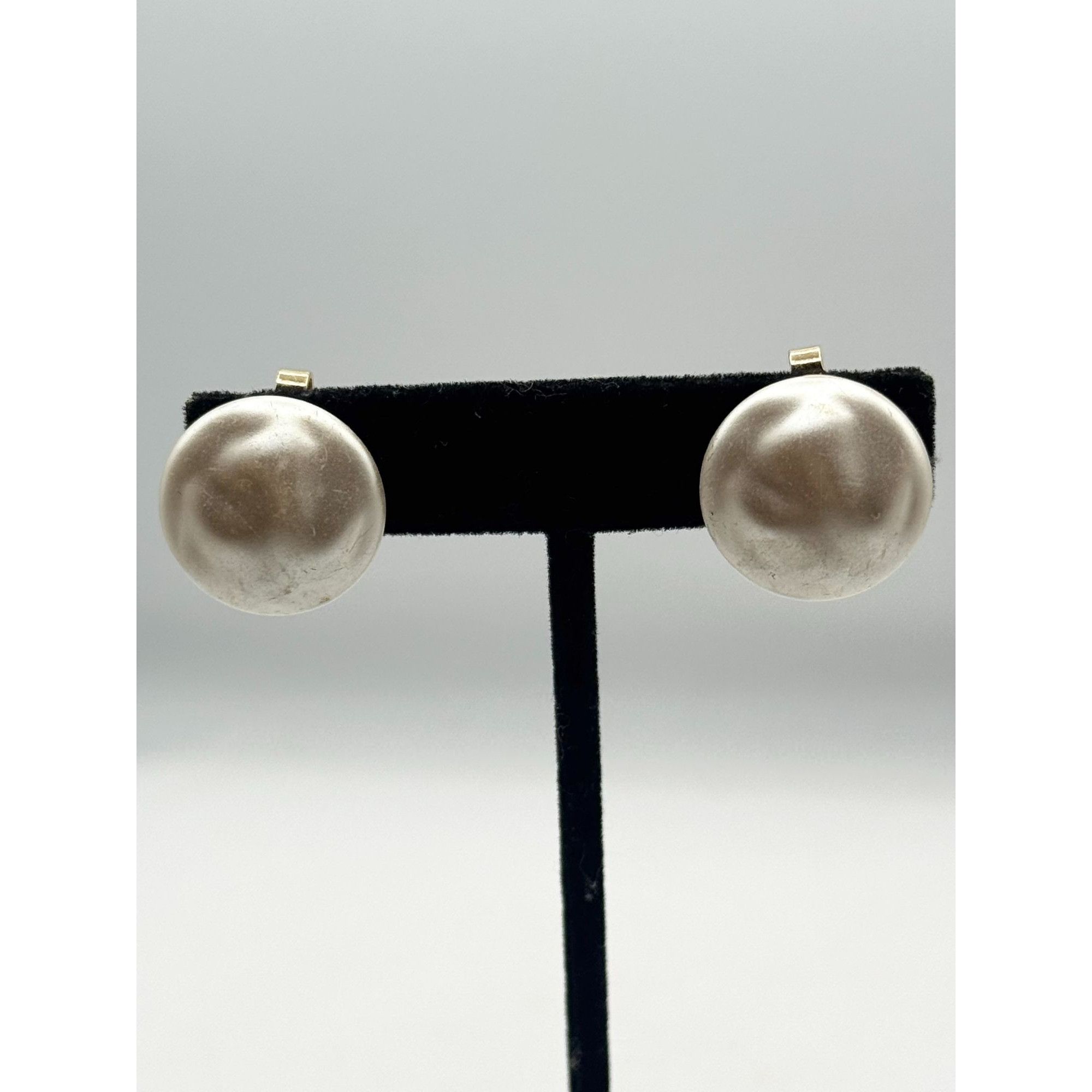 Vintage Vintage Crown Trifari Pearl clip on earrings Size ONE SIZE - 3 Thumbnail