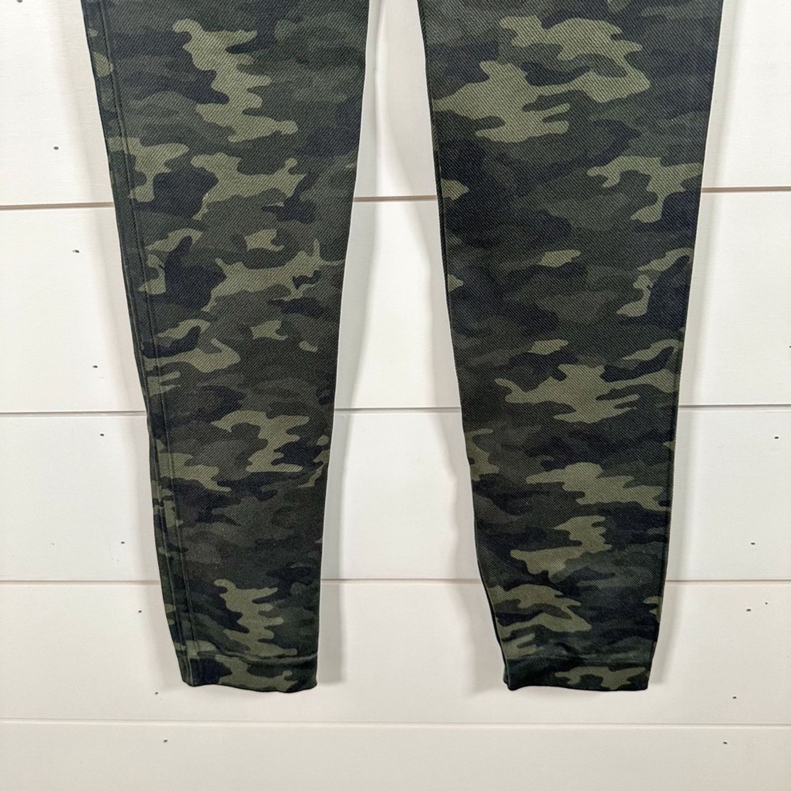 Spanx Spanx Seamless Dark Green Camo Leggings Medium, MSRP $68 Size 30" / US 8 / IT 44 - 7 Thumbnail