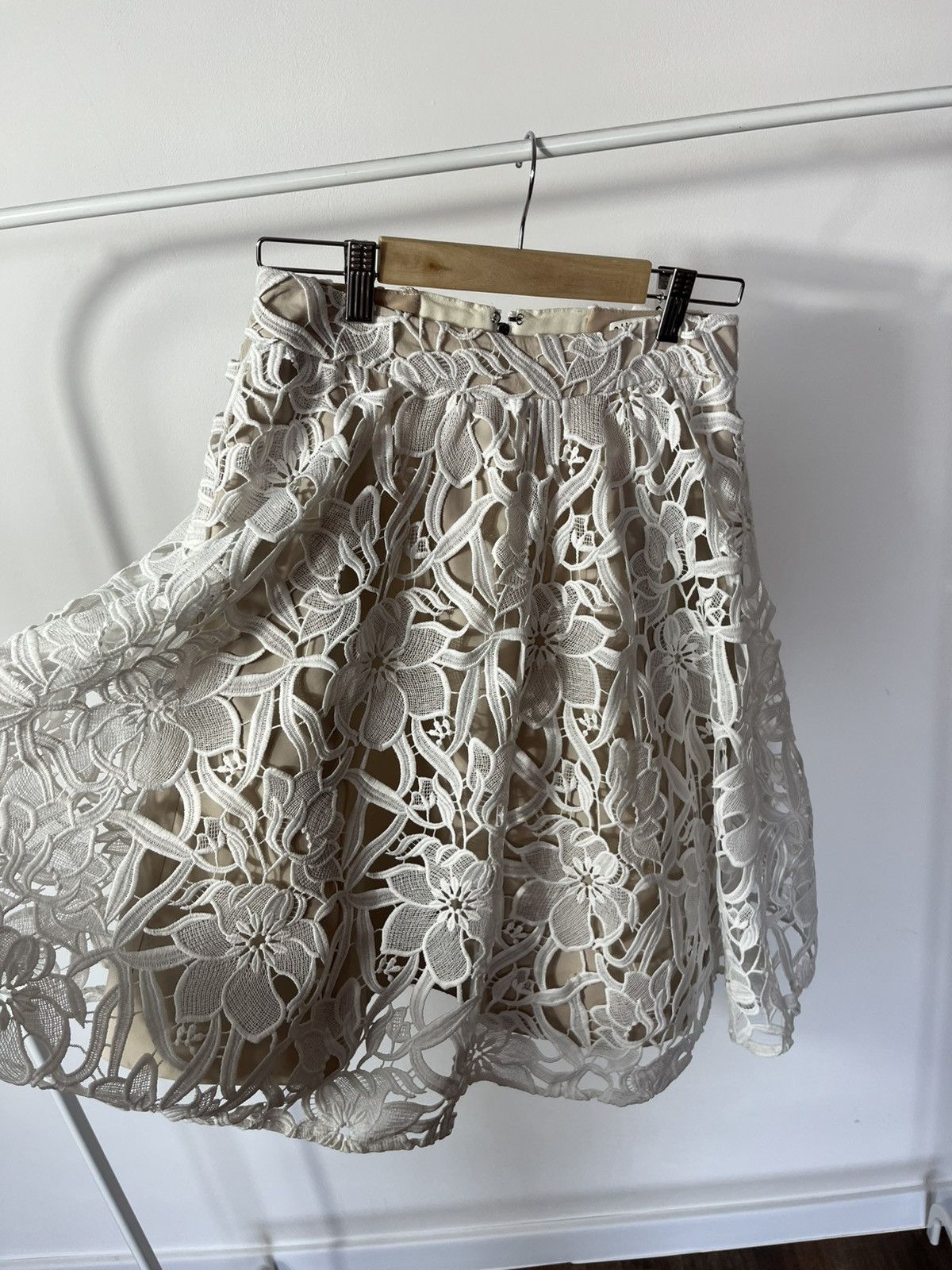 Alice + Olivia Alice + Olivia Floral Lace Skirt White Midi Size 2 Size 26" / US 2 / IT 38 - 9 Thumbnail