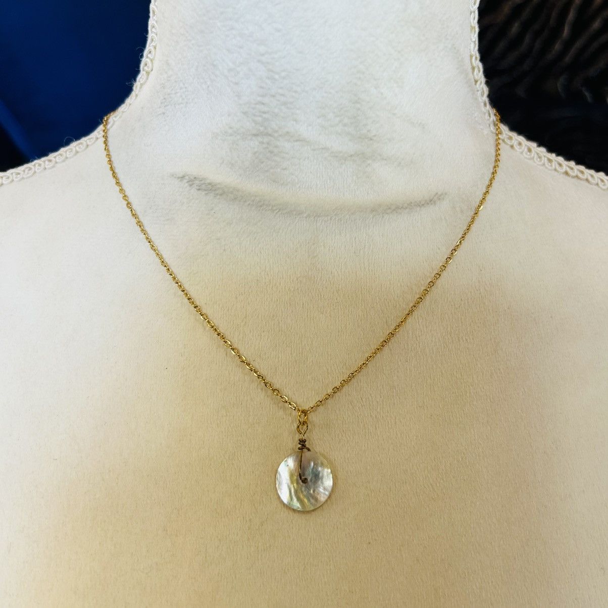 Handmade Handcrafted vintage shell pendant on chain necklace Size ONE SIZE - 3 Thumbnail