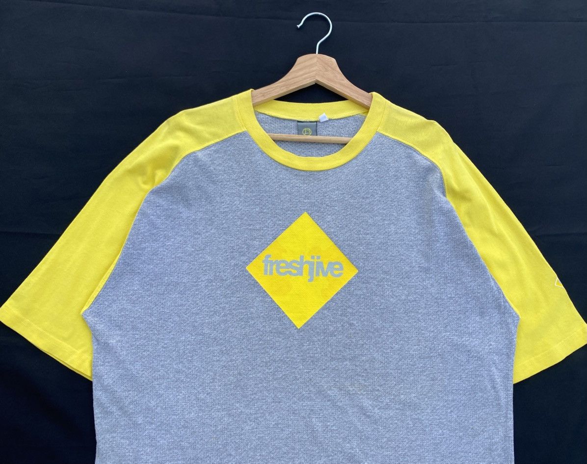 Freshjive Rare Vintage 90s Freshjive Centre Logo Tshirt Size US L / EU 52-54 / 3 - 5 Thumbnail