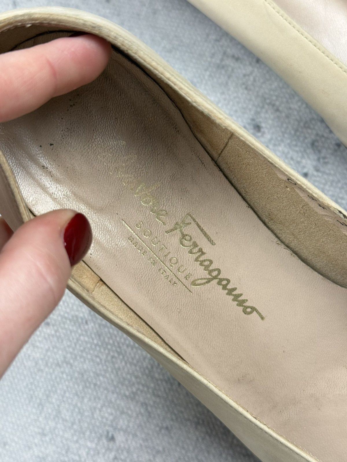 Salvatore Ferragamo Salvatore Ferragamo Vintag Cream Leather Pumps Gold Hardware Size US 8.5 / IT 38.5 - 14 Thumbnail