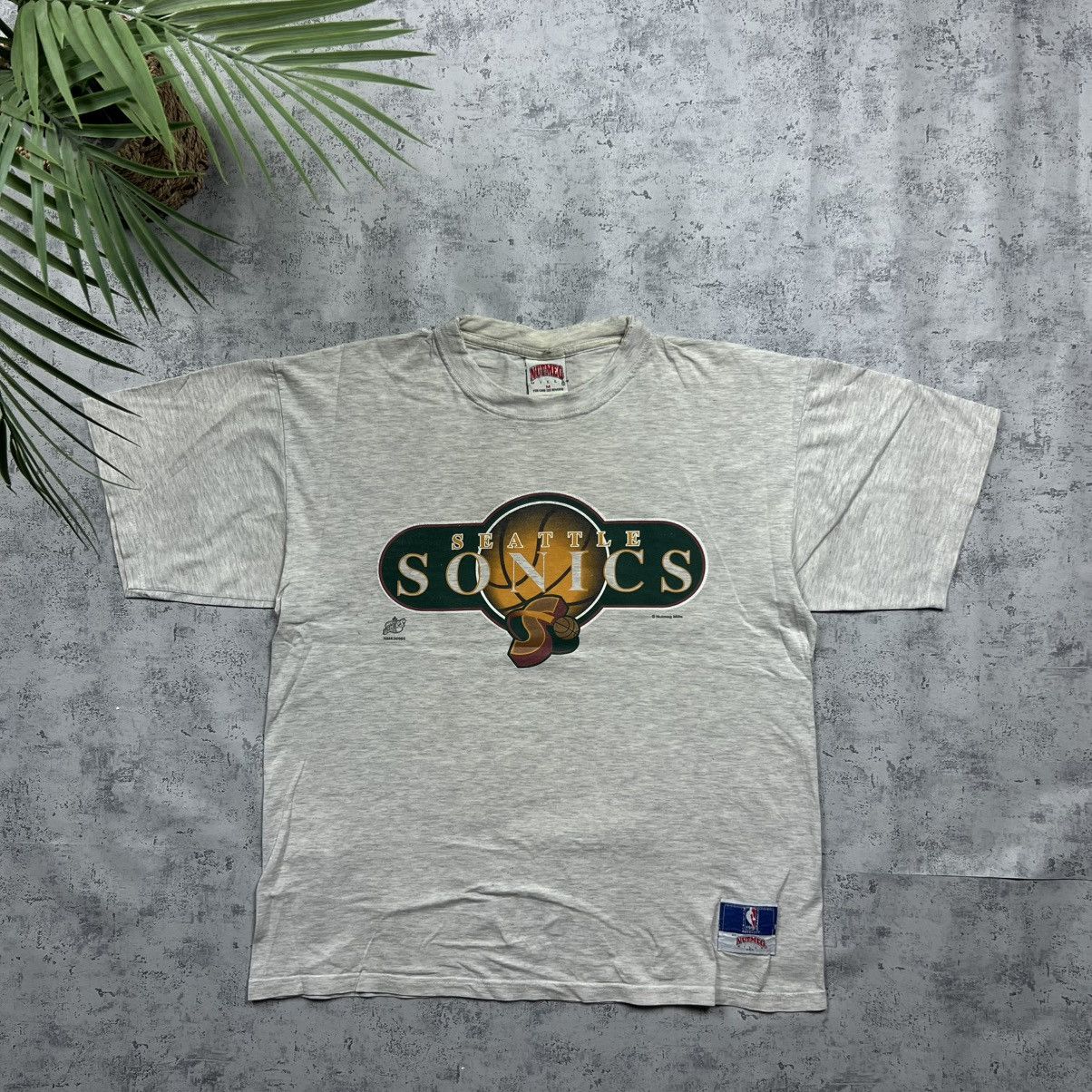 Nutmeg 90s Nutmeg Seattle Sonics Vintage NBA Oversized Tee T-Shirt Size US M / EU 48-50 / 2 - 1 Thumbnail