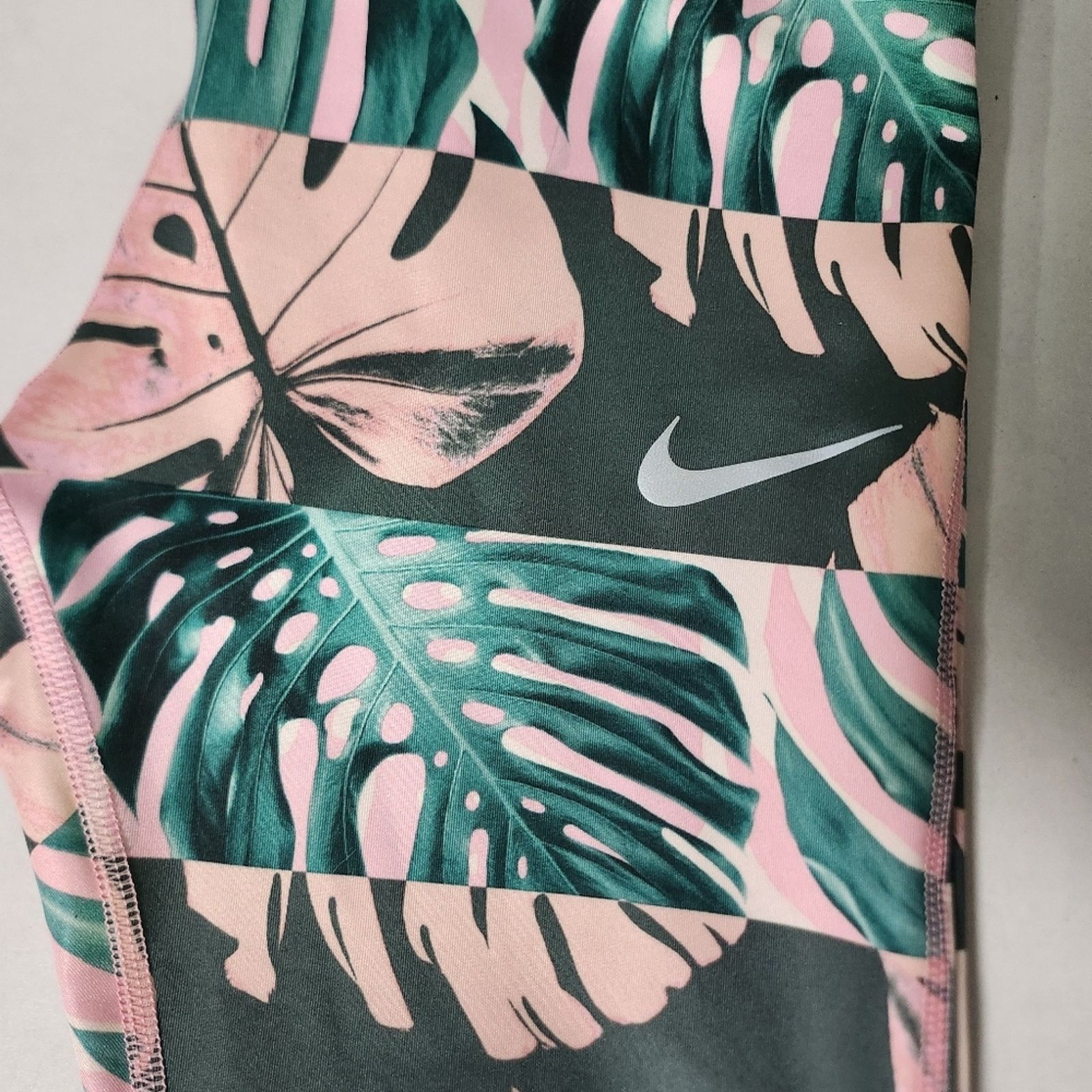 Nike Nike Dri fit Capri Tropical leggings Size 32" / US 10 / IT 46 - 2 Thumbnail