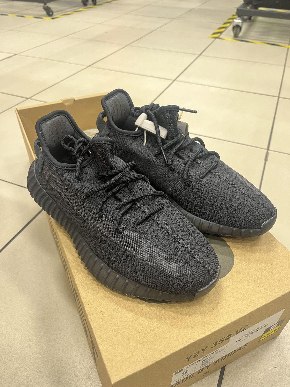 Yeezy Yeezy Boost 350 V2 Size US 9 / EU 42 - 1 Thumbnail