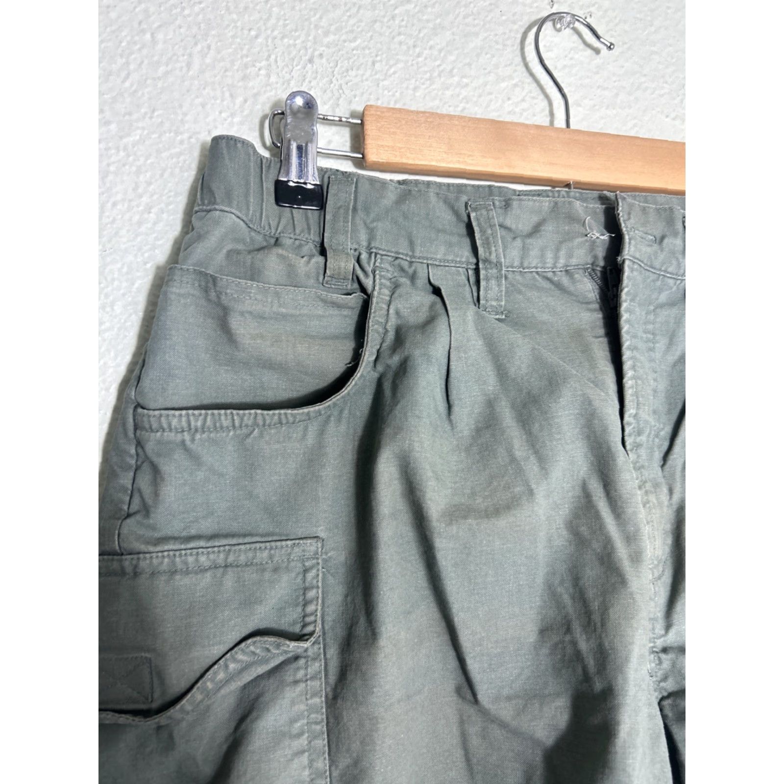 Olive Columbia Cargo Shorts Womens Small Olive Green 28x8 Regular Flaw Missing Button Mens? Size 28" / US 6 / IT 42 - 3 Thumbnail