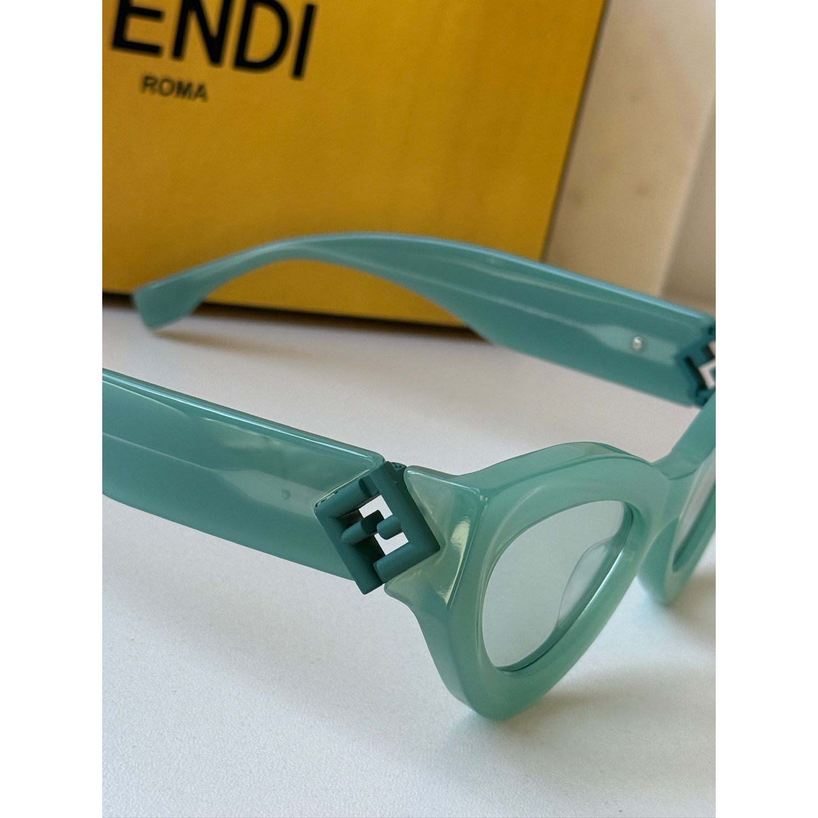 Fendi NEW Fendi FE40146I Diamonds Cat Eye Green Sunglasses Size ONE SIZE - 4 Thumbnail