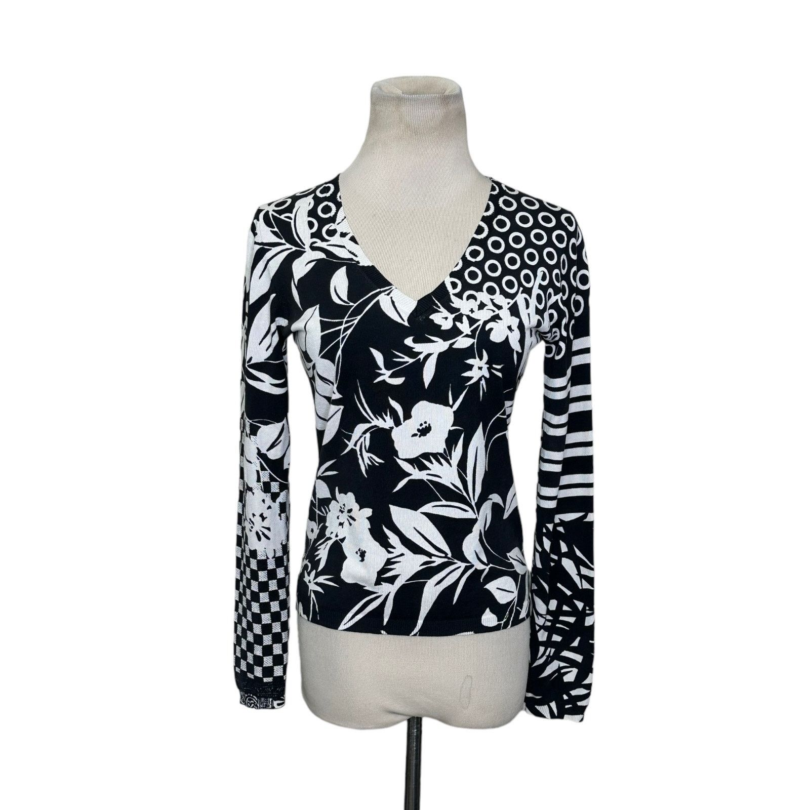 Etro Etro multi print long sleeves v neck sweater size 40- S Size S / US 4 / IT 40 - 9 Thumbnail