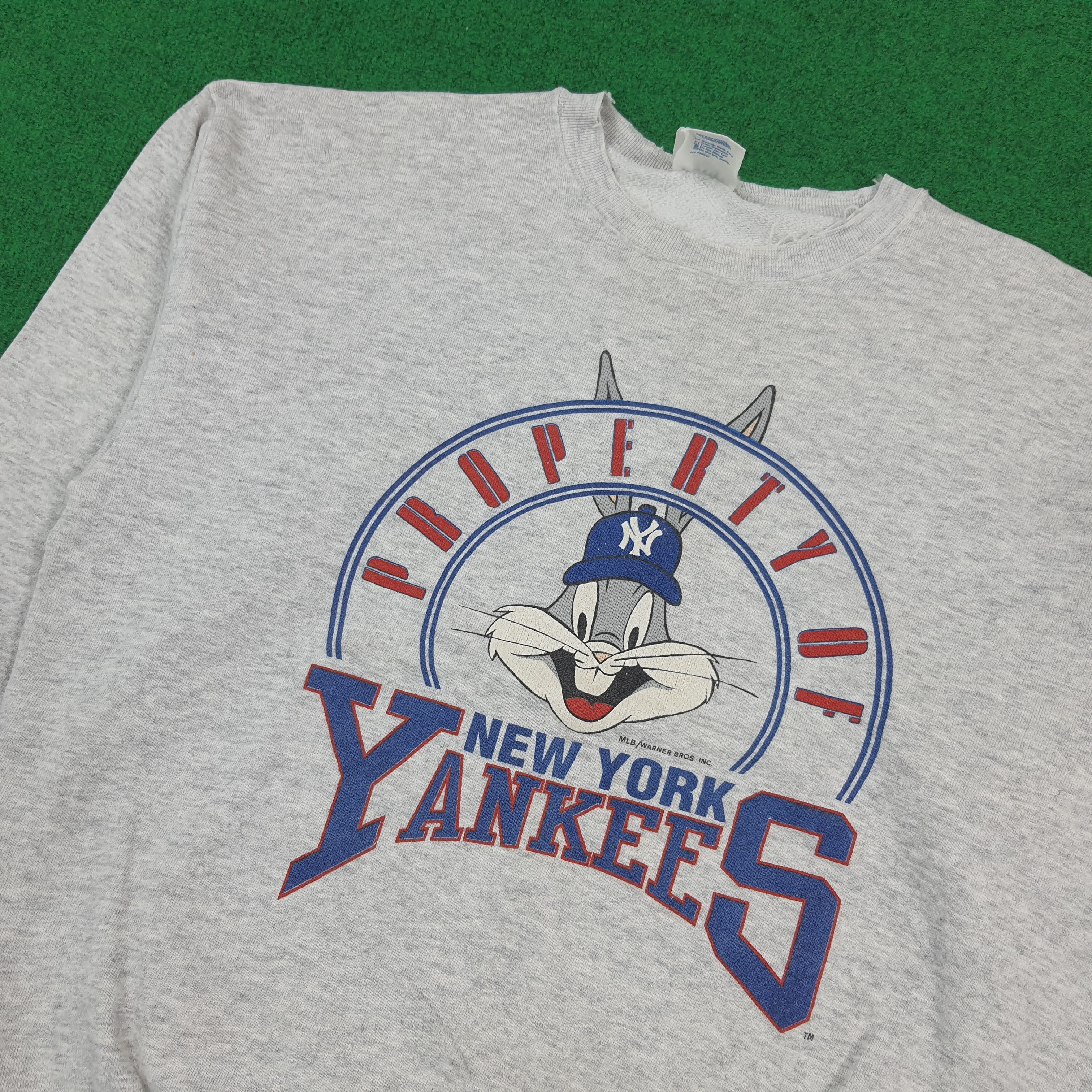 Vintage Vintage New York Yankees Bugs Bunny Sweatshirt C302N11 Size US M / EU 48-50 / 2 - 2 Thumbnail