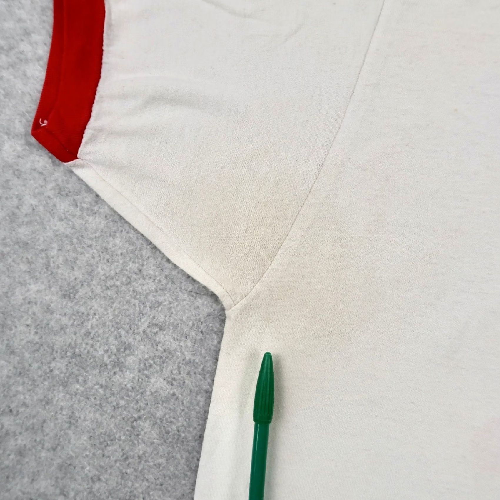 Jerzees VINTAGE Apple Juice Jerzees T-Shirt Mens L White Red Ringer USA 80s Size US L / EU 52-54 / 3 - 7 Thumbnail