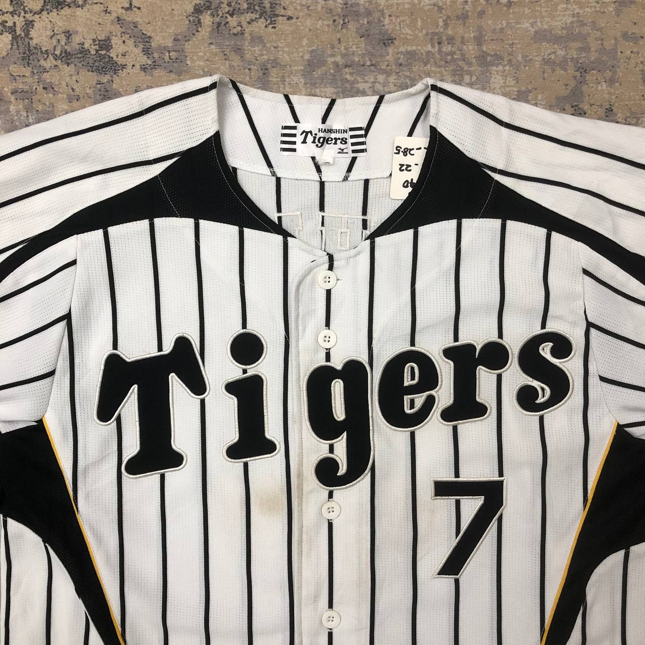 Mizuno T40 HANSHIN TIGER NISHIOKA MIZUNO BASEBALL JERSEY Size US L / EU 52-54 / 3 - 4 Thumbnail