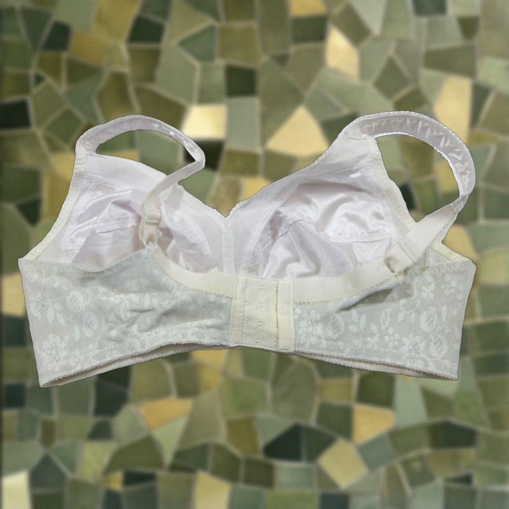 Vintage VINTAGE Playtex 18 Hour White Satin Lace Padded Wide Strap Comfort Bra 42C Size ONE SIZE - 1 Thumbnail