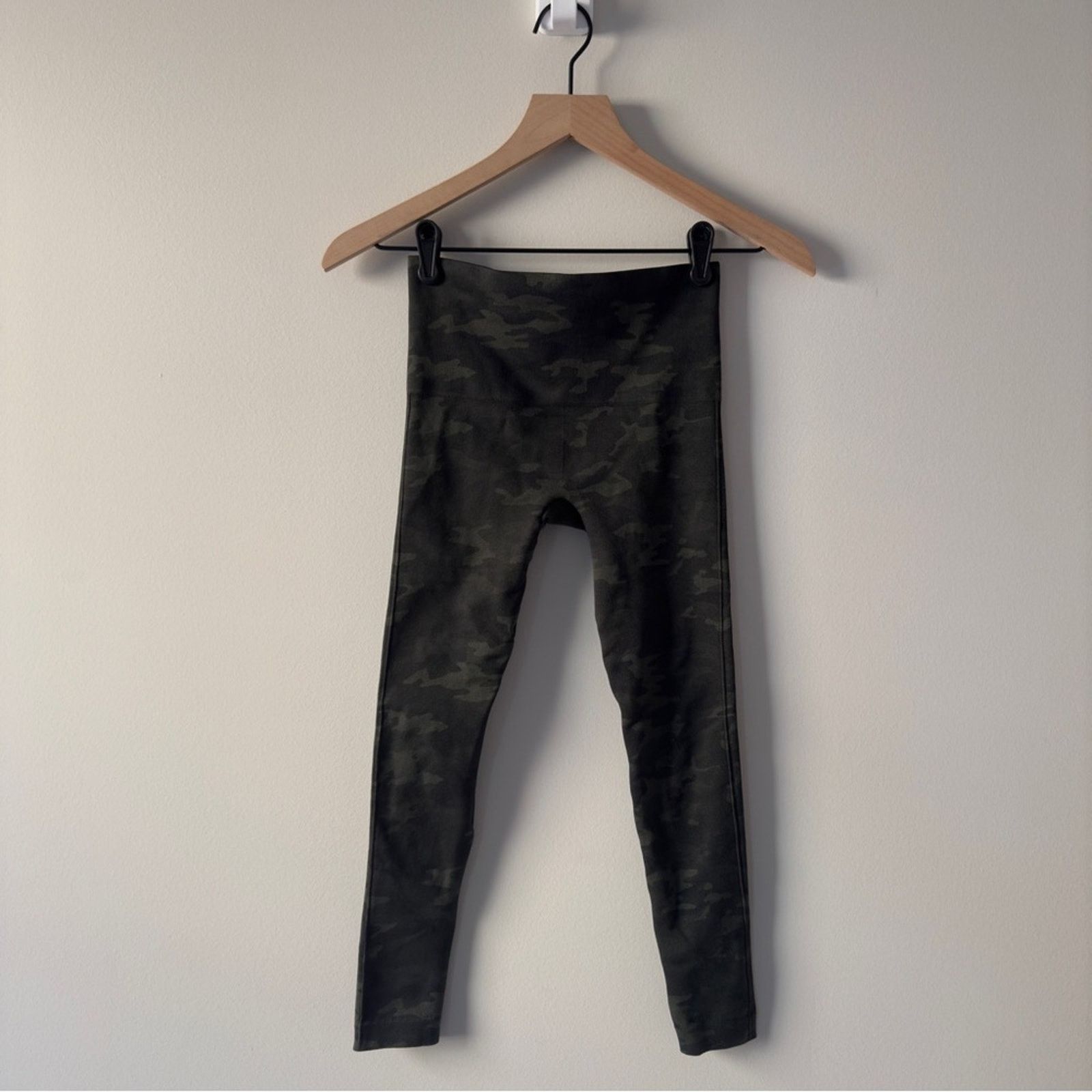 Spanx SPANX Camouflage Leggings Stretchy Bottoms olive green gray Size 25" / US 0 / IT 36 - 1 Thumbnail