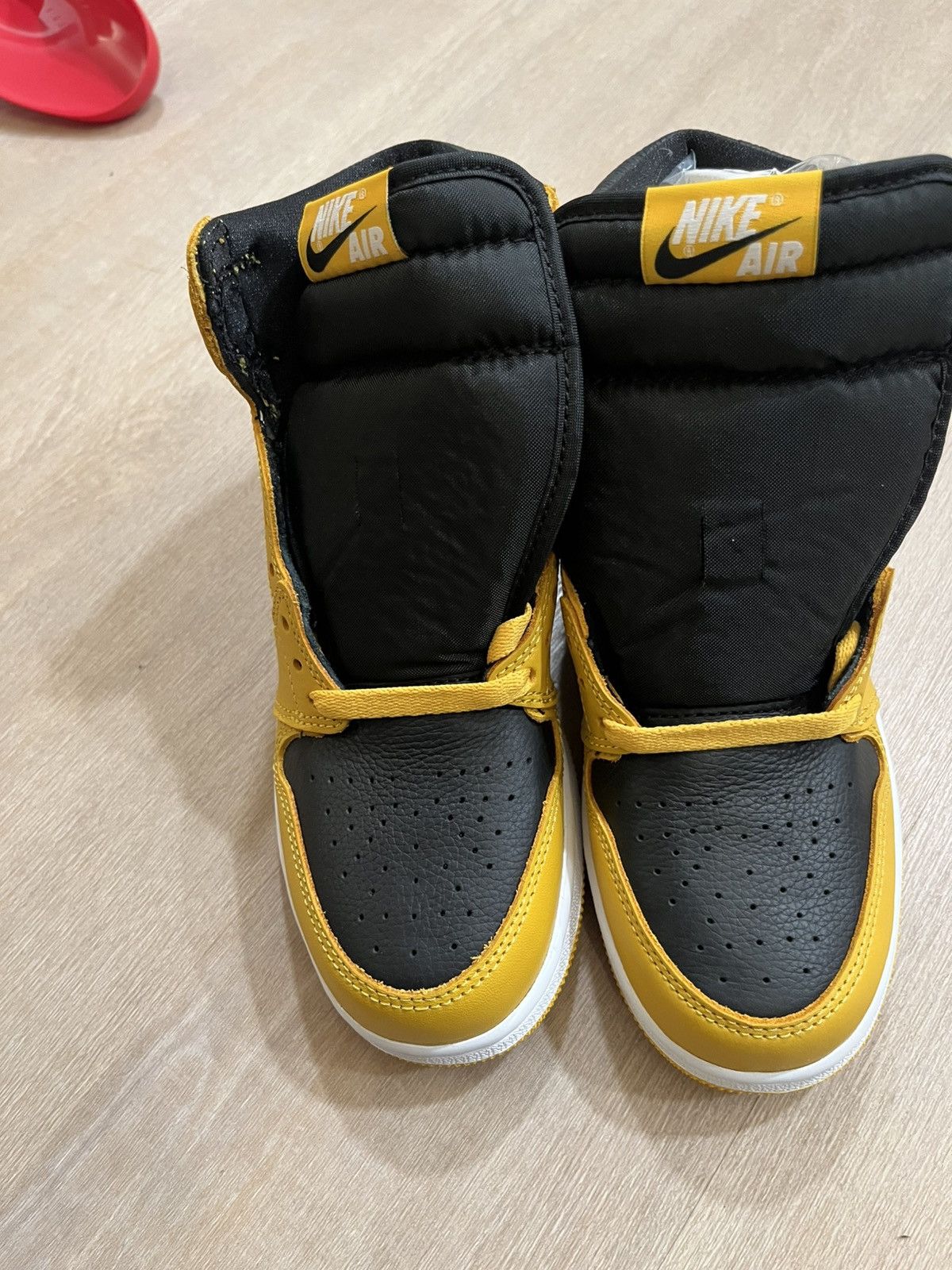 Supreme Jordan 1 pollen BNWT Size US 6 / EU 39 - 3 Thumbnail