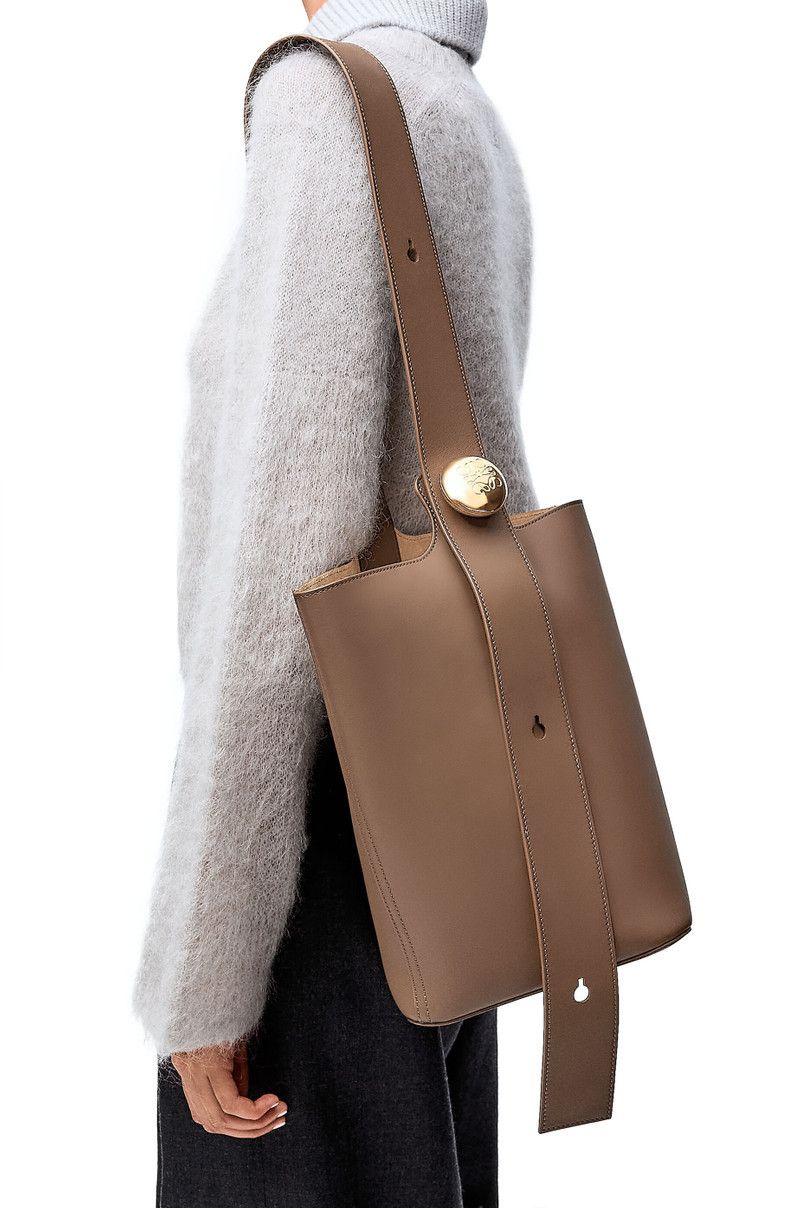 Loewe o1in1g0426 Size: OS/ Medium Pebble Bucket Bag in Tundra Size ONE SIZE - 3 Thumbnail