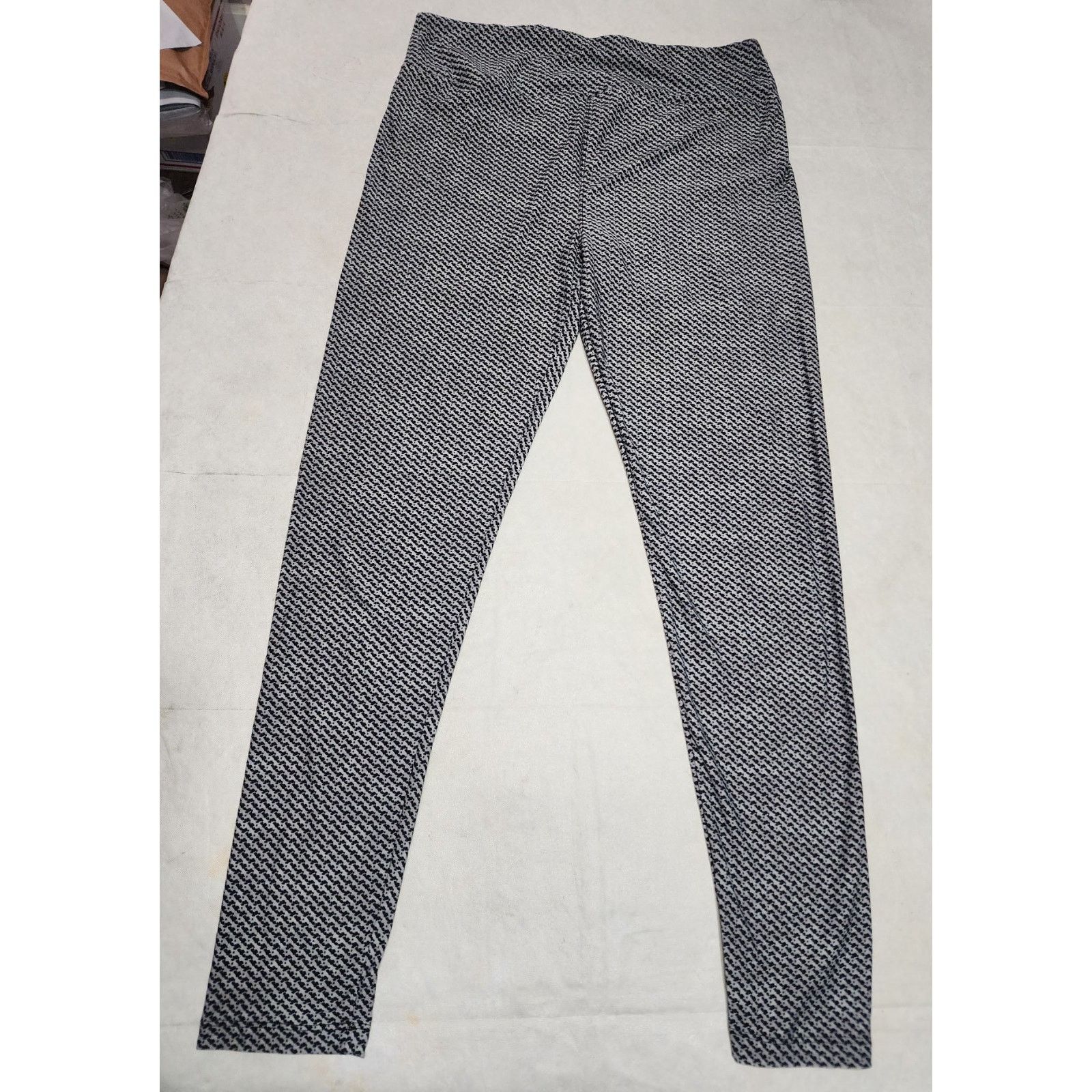 Other LuLaRoe leggings Tall & Curvy size Black & Gray pattern Size 27" / US 4 / IT 40 - 1 Thumbnail