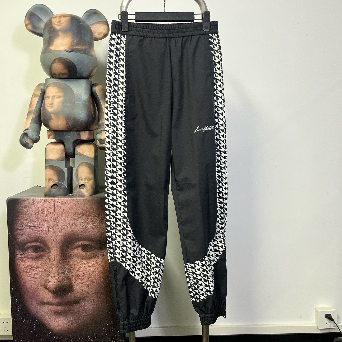 Louis Vuitton Louis Vuitton Casual Pants 30 Men Size US 30 / EU 46 - 1 Thumbnail