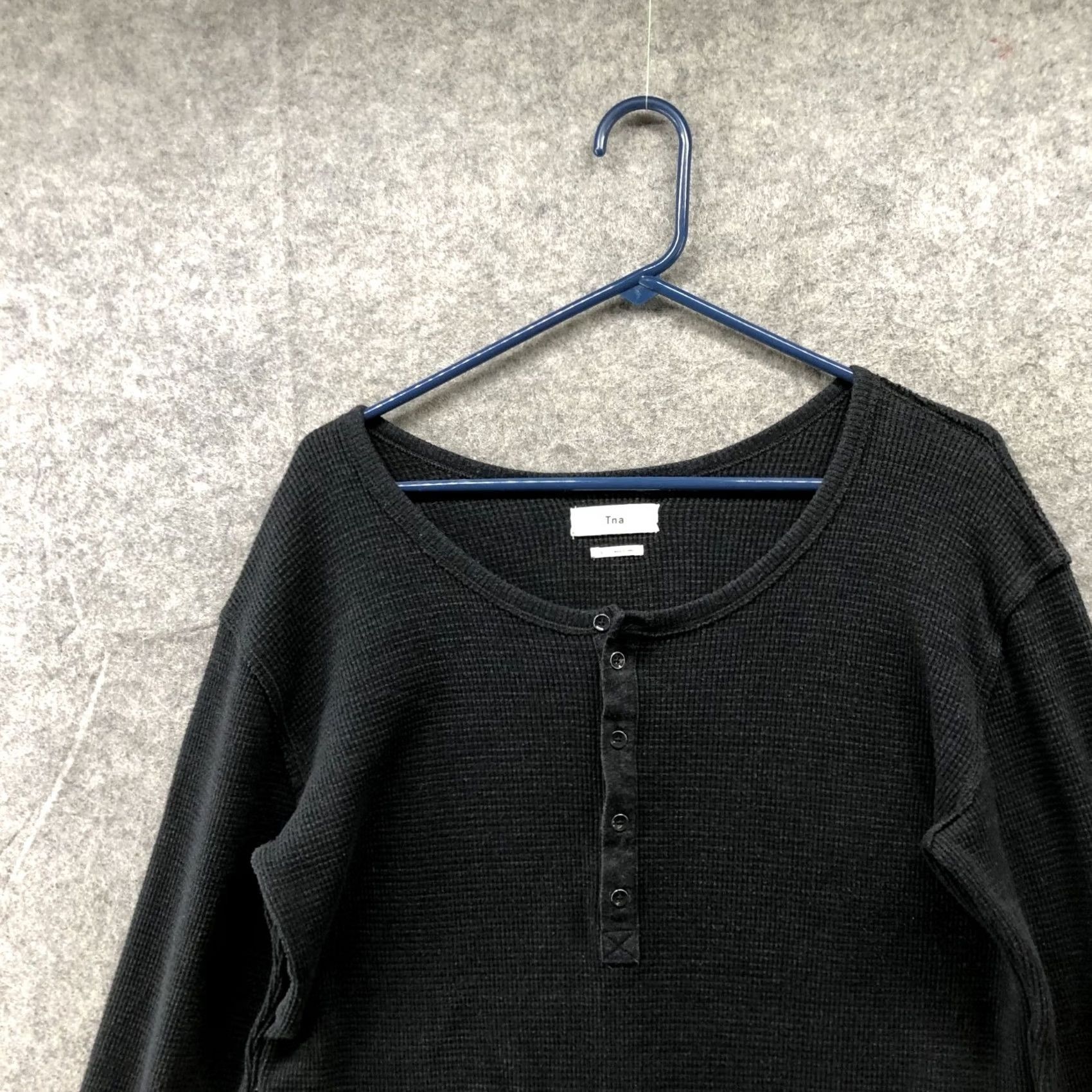 TNA TNA Aritzia Henley T Shirt Womens S Black Long Sleeve Round Neck Button Relaxed Size S / US 4 / IT 40 - 3 Thumbnail