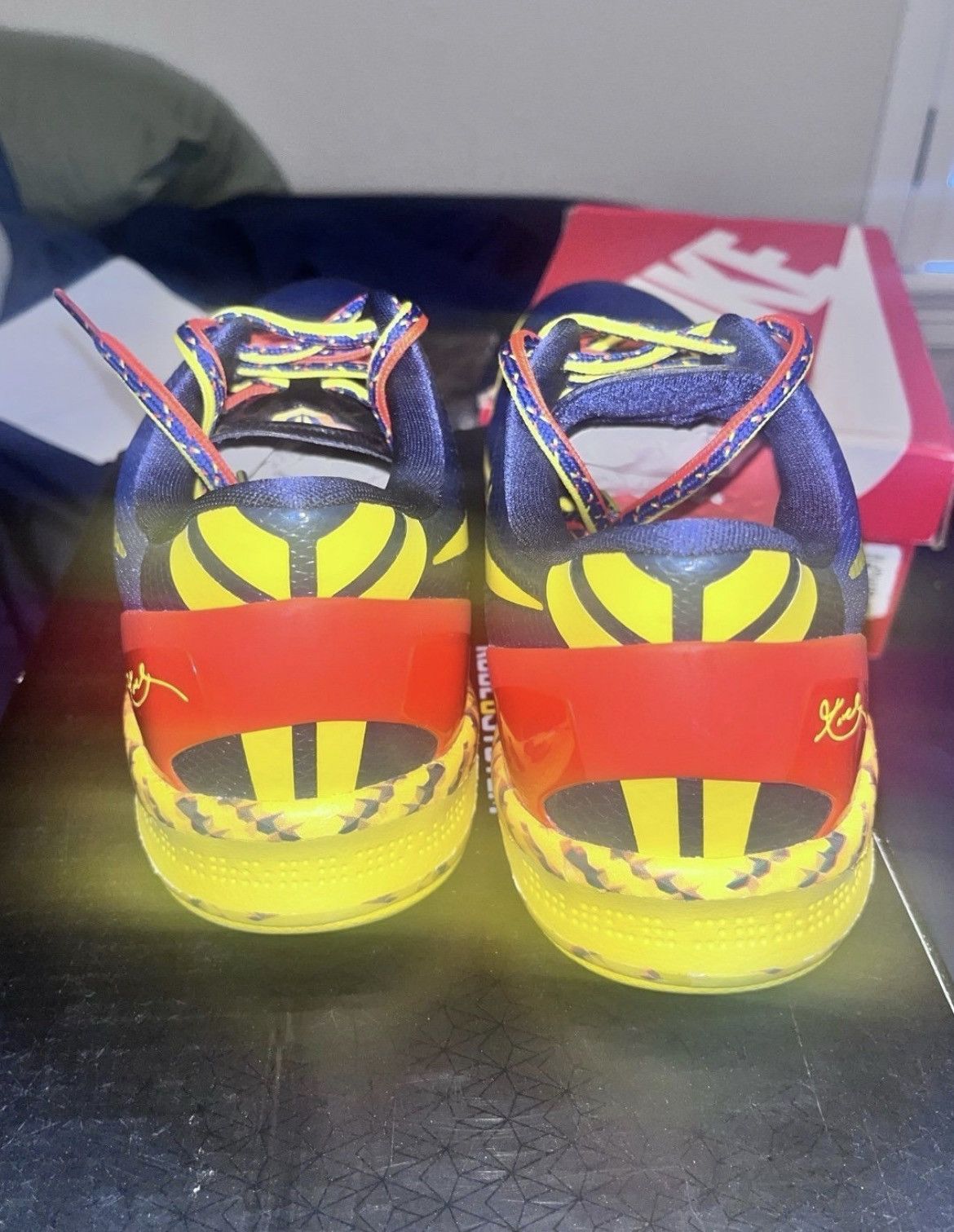 Nike Nike Kobe 8 Barcelona Tiger Sz 9.5 LIKE NEW Mens Sneakers Size US 9.5 / EU 42-43 - 4 Thumbnail