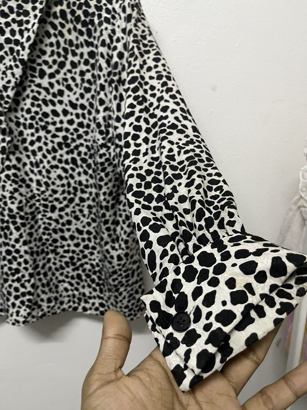 Yves Saint Laurent 1990s YVES SAINT LAURENT CHEMISIERS WHITE LEOPARD BUTTON UP Size M / US 6-8 / IT 42-44 - 16 Thumbnail