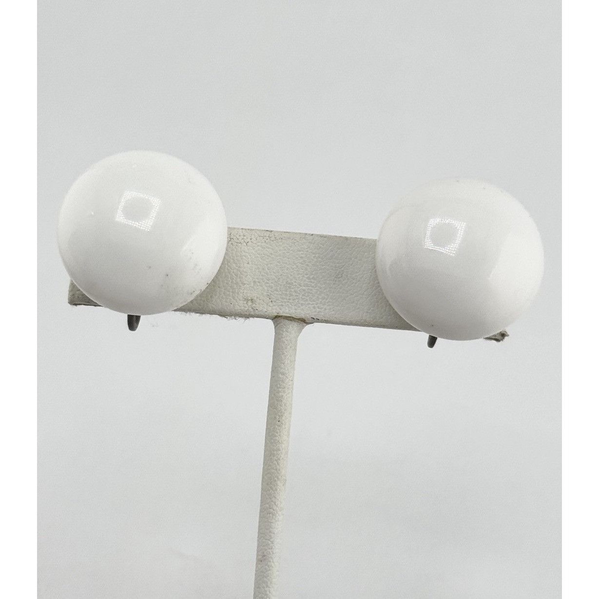 Vintage vintage white milk glass stud screw back earrings Size ONE SIZE - 1 Thumbnail