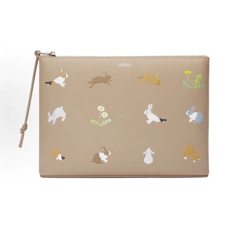 LOEWE size os The sandy rabbit holds a bag