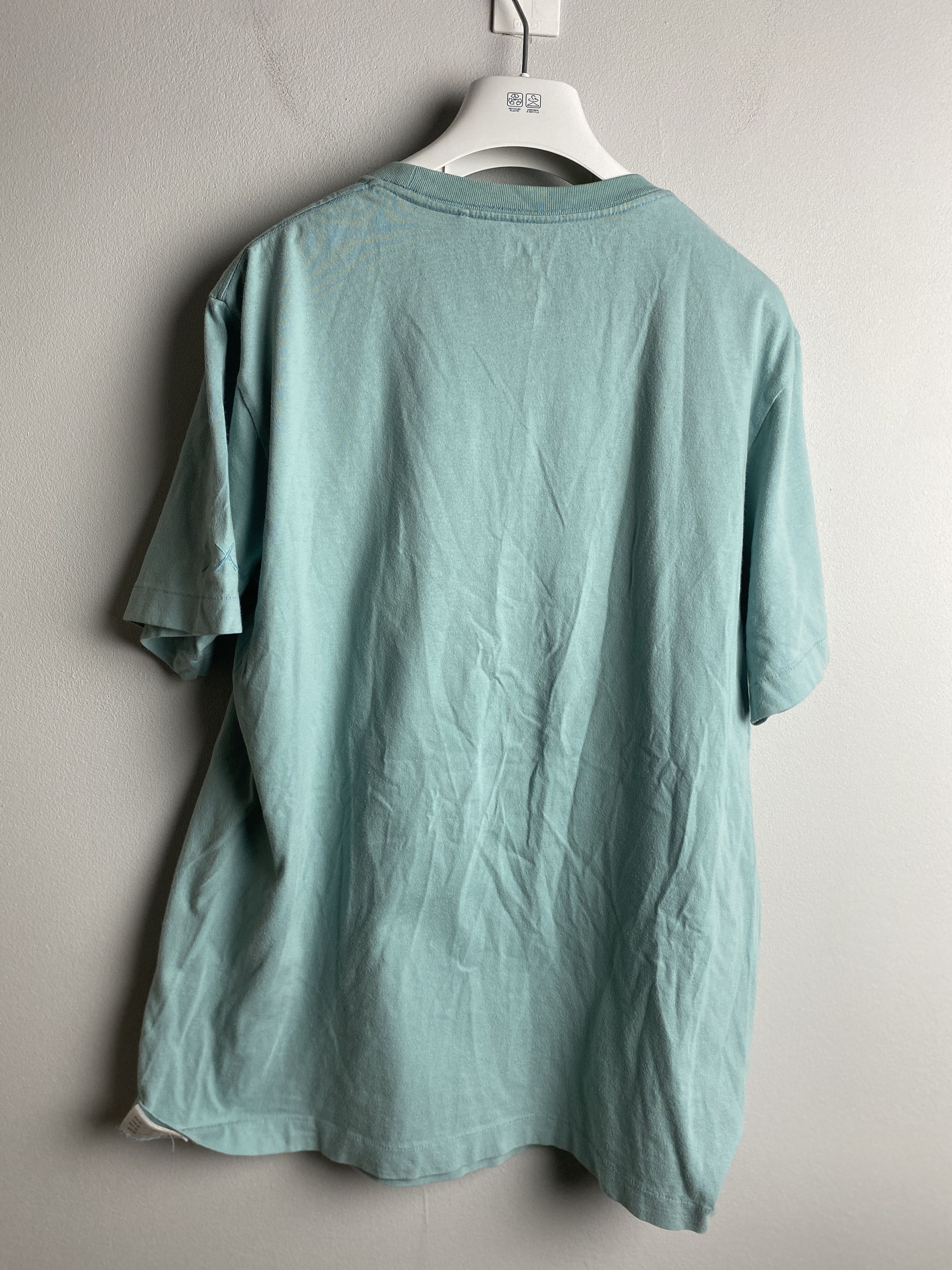 Kaws × Uniqlo Uniqlo x Kaws big logo printed t-shirt tee skate rap Size US M / EU 48-50 / 2 - 5 Thumbnail