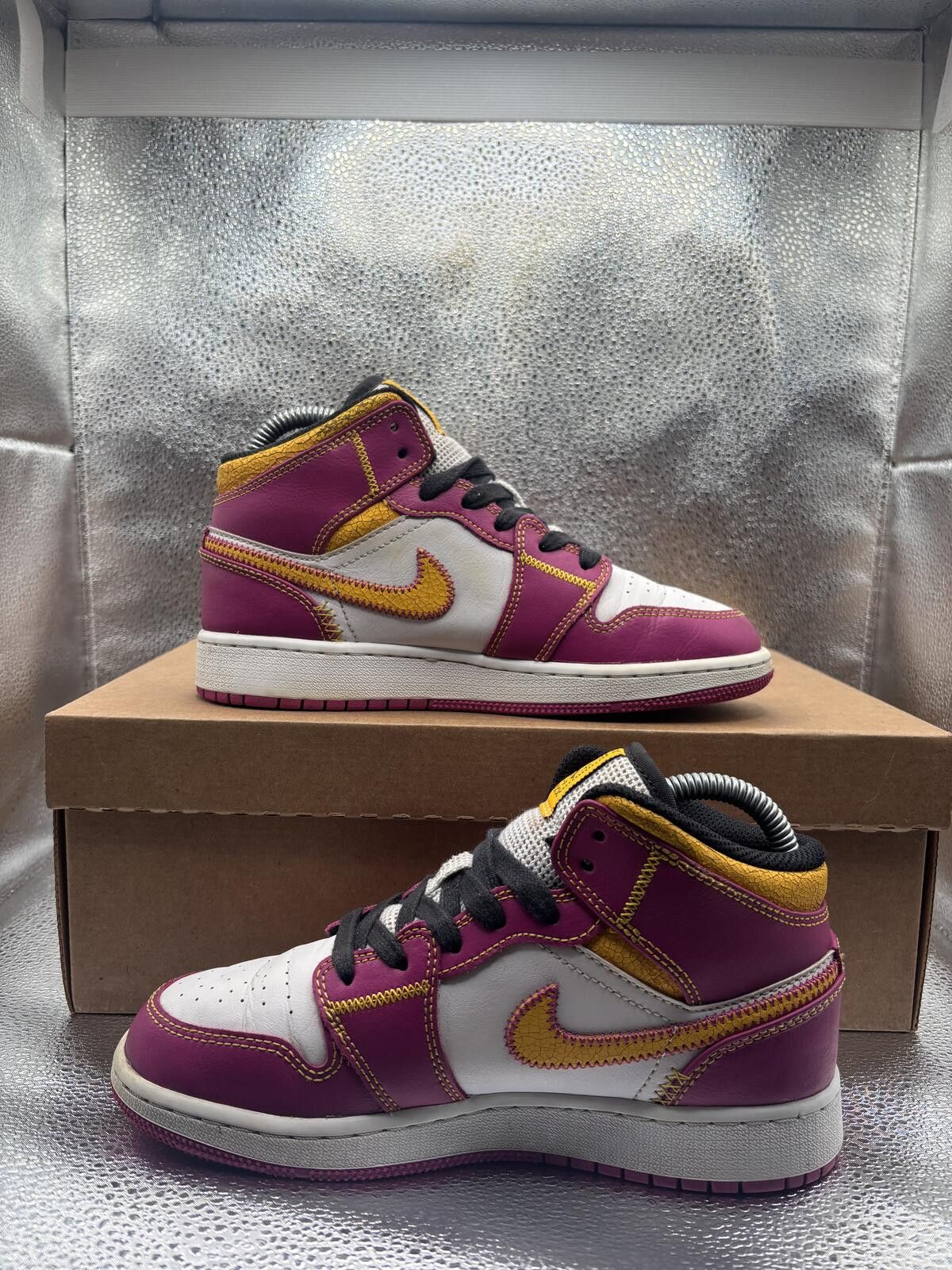 Jordan Brand Air Jordan 1 mid dia de los Muertos GS Size US 5 / EU 37 - 5 Thumbnail