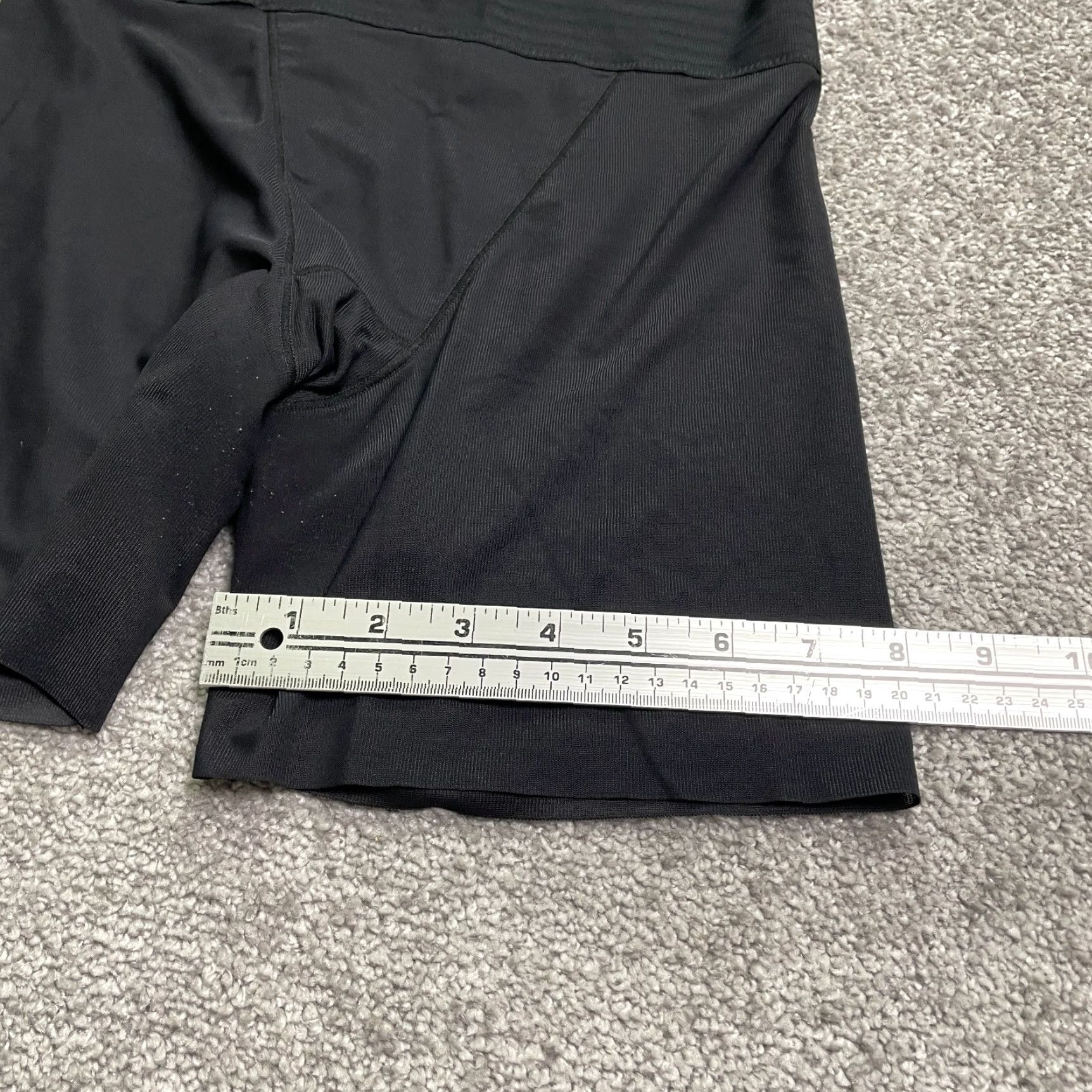 Vintage VINTAGE Uniqlo Compression Active Shorts Womens Large Black Sports Yoga Running 5in Size 36" / US 14 / IT 50 - 7 Thumbnail