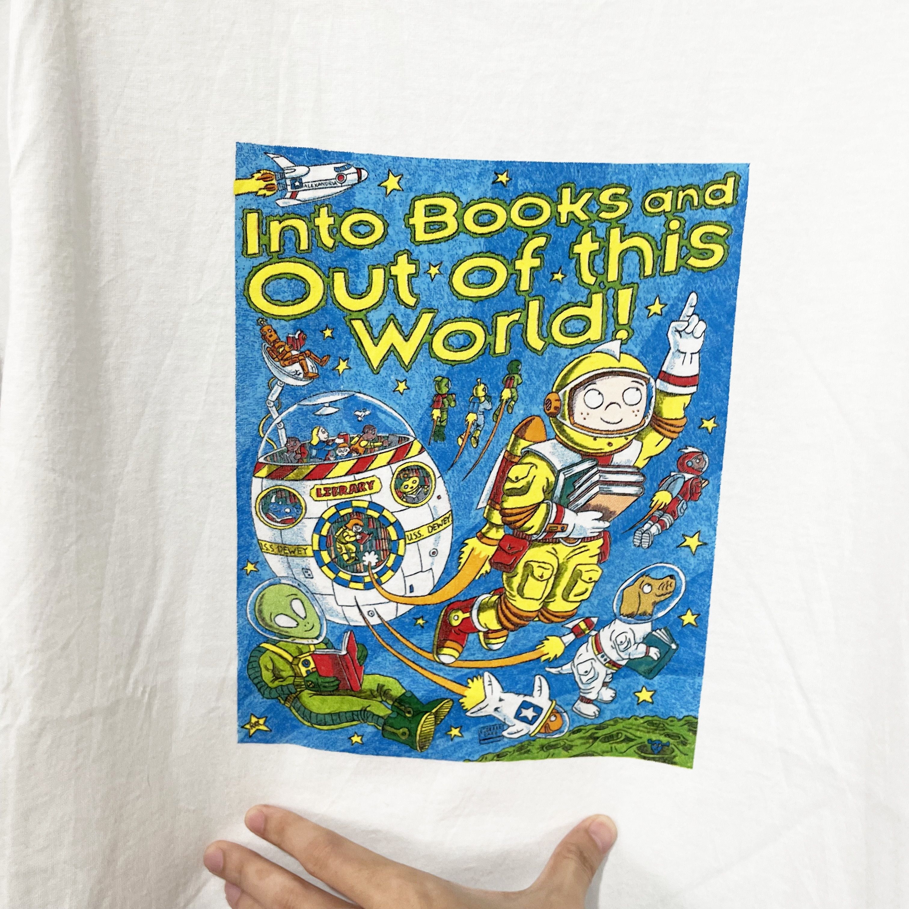 Vintage Vintage 90s Into Books Out of This World T-Shirt Size US M / EU 48-50 / 2 - 2 Thumbnail