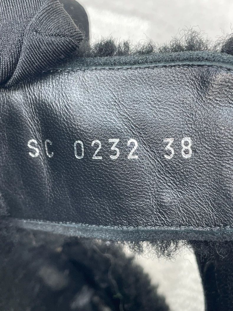 Louis Vuitton Louis Vuitton Black and white teddy furry slippers Size US 7.5 / IT 37.5 - 8 Thumbnail