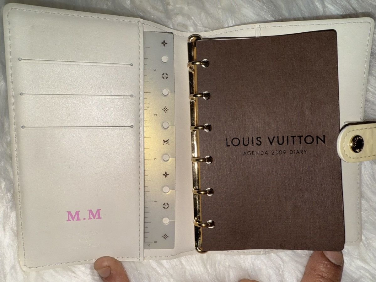 Louis Vuitton Louis Vuitton Passport Agenda Cover Size ONE SIZE - 20 Thumbnail