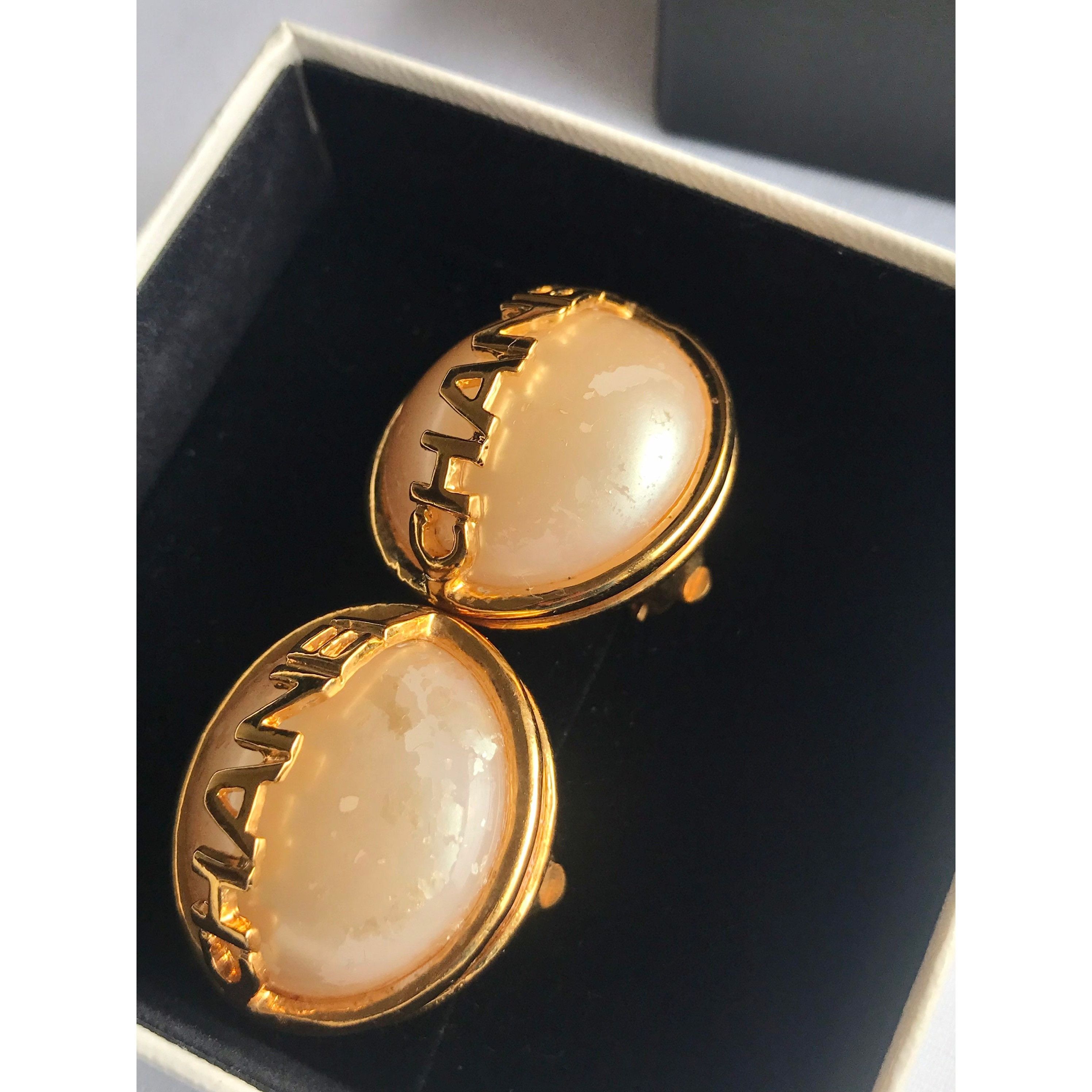Chanel Vintage CHANEL gold tone round earrings with faux pearl Size ONE SIZE - 5 Thumbnail