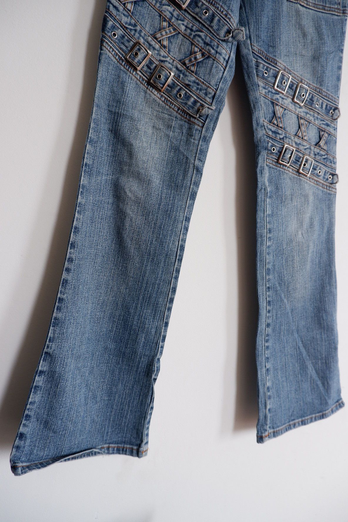 If Six Was Nine Vintage Mudwash HAPHAZARD Bondage Flared Jeans Size US 27 - 2 Thumbnail