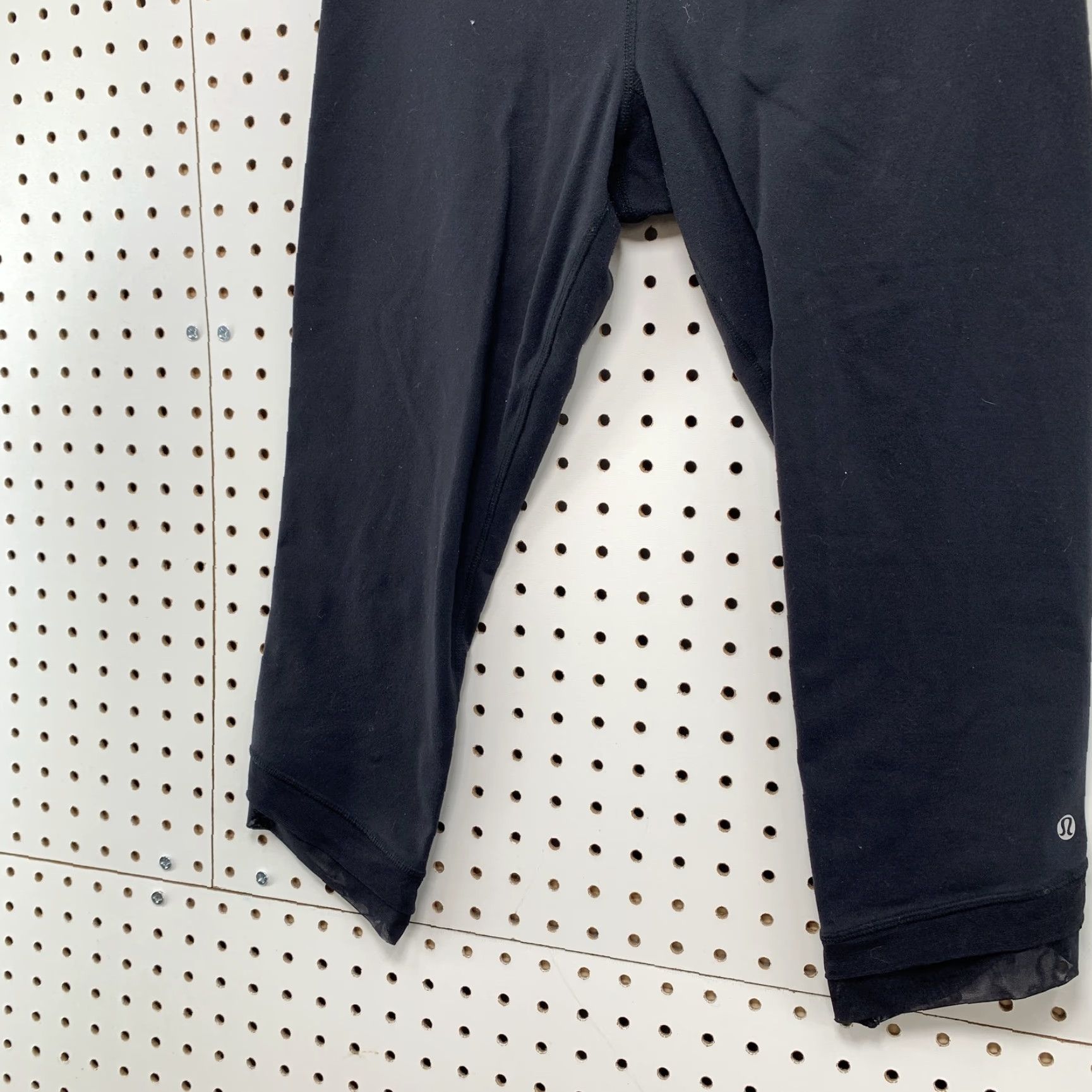 Lululemon Lululemon Black Cropped Leggings Women's Size 8 Active Yoga Athleisure Size 30" / US 8 / IT 44 - 3 Thumbnail