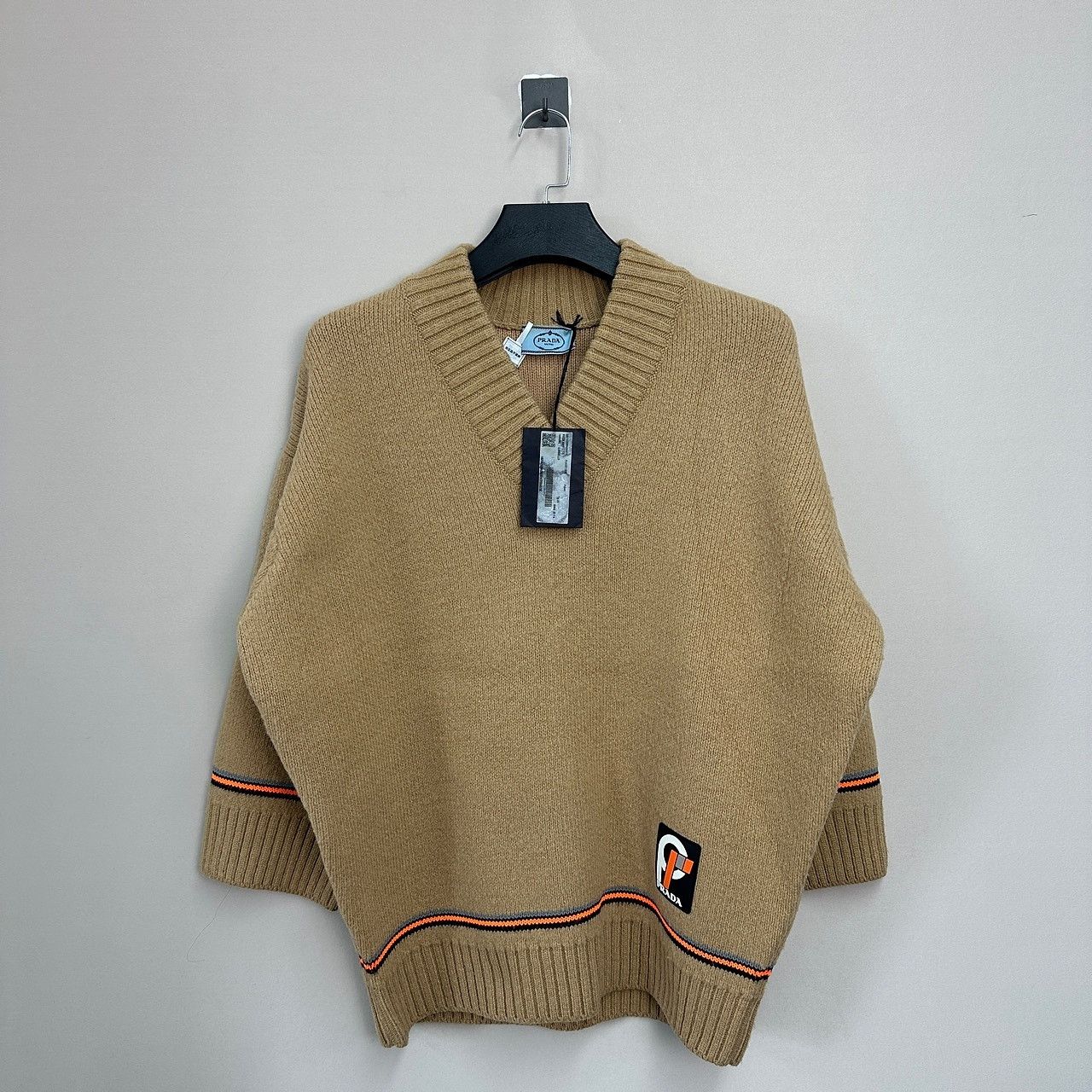 Prada Prada Logo Patch V-Neck Sweater Size 38 Size XS / US 0-2 / IT 36-38 - 1 Thumbnail