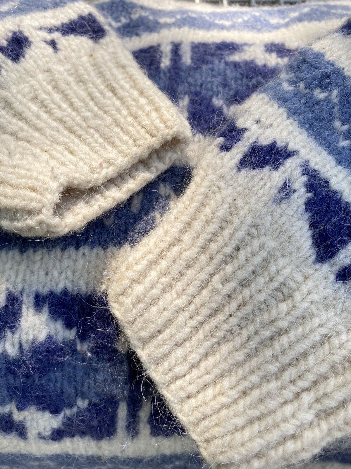 Designer × Vintage ARTESANIAS ECUADOR Blue and Cream Nordic Knit Sweater Size US S / EU 44-46 / 1 - 18 Thumbnail
