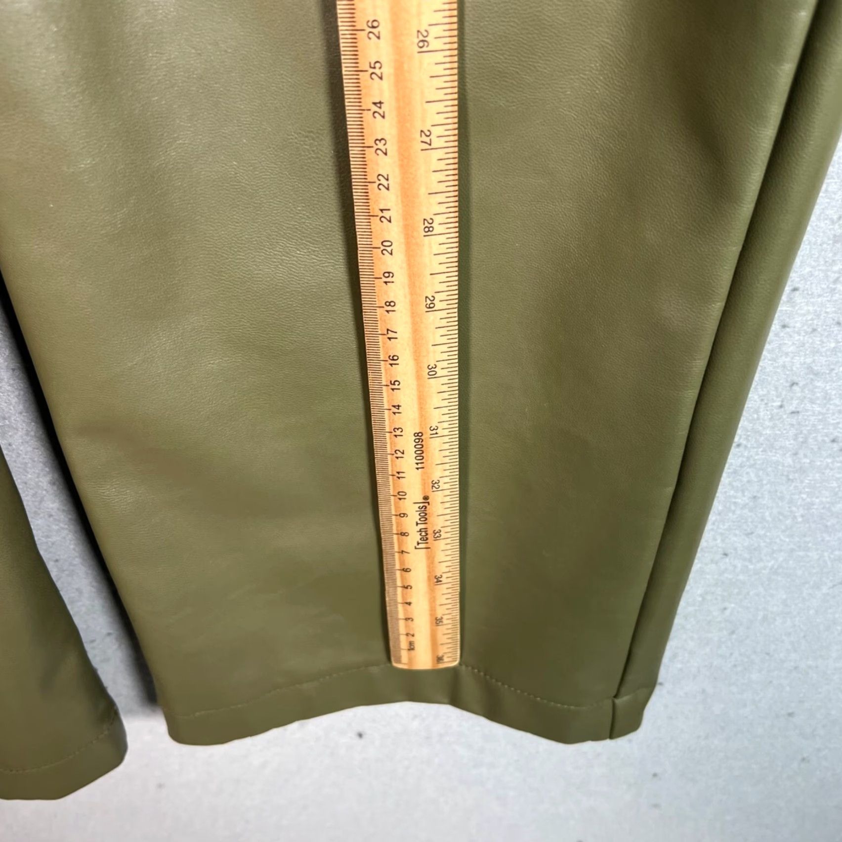 Abercrombie & Fitch Abercrombie & Fitch 90s Relaxed High Rise Faux Leather Cargo Pants Green Size 8 Size 30" / US 8 / IT 44 - 6 Thumbnail