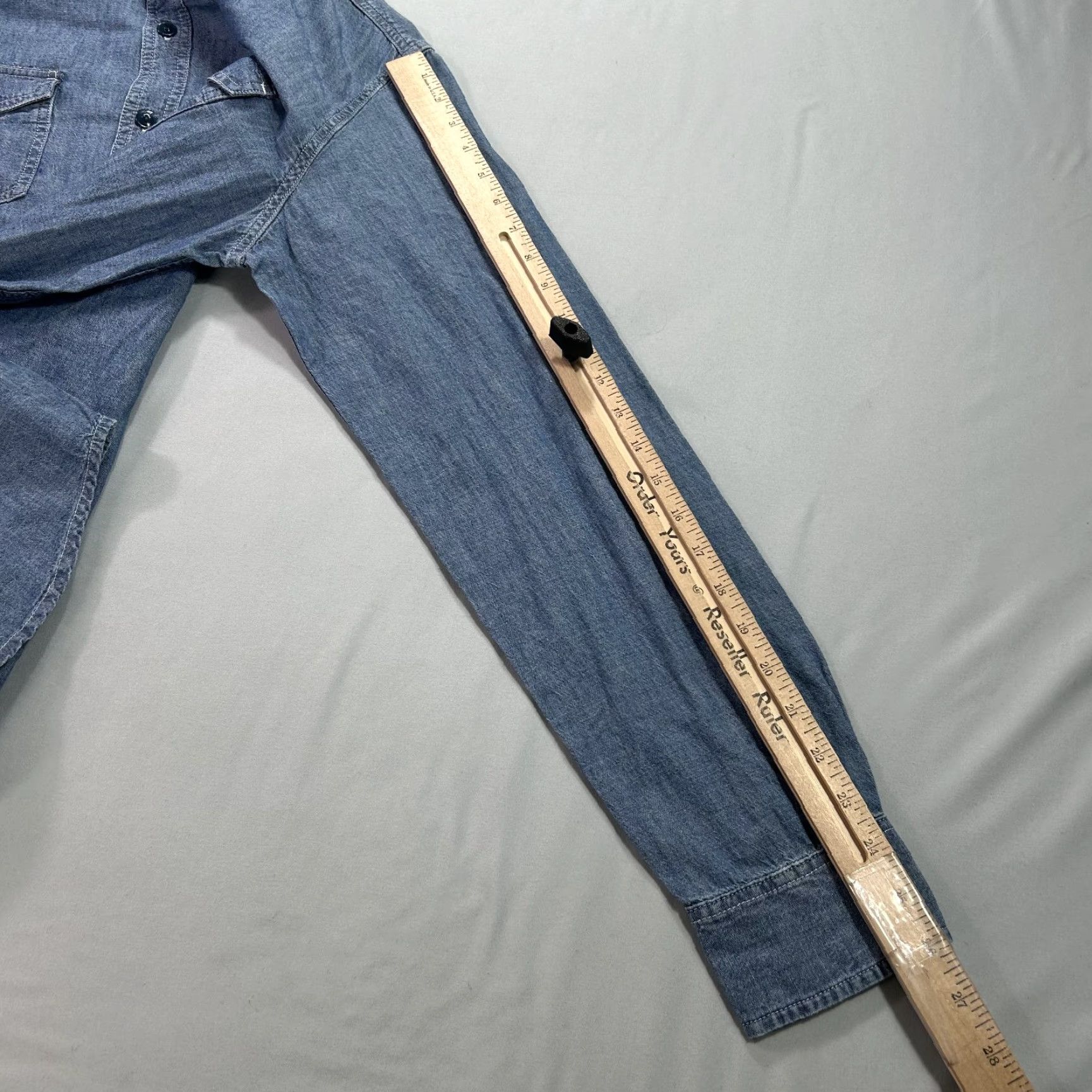 Denime NWOT J. Peterman Shirt Mens L Blue Denim Button-Up Lightweight Casual Preppy Cotton Shirt Men’s Large Blue Denim Button-Up Regular Fit Size US L / EU 52-54 / 3 - 7 Thumbnail