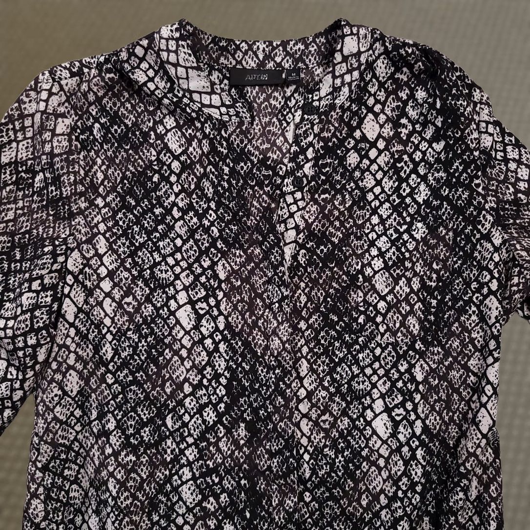 Apt. 9 Apt. 9 Shirt Women's Medium Black Long Sleeve V Neck Snake Print Button Up Size M / US 6-8 / IT 42-44 - 1 Thumbnail