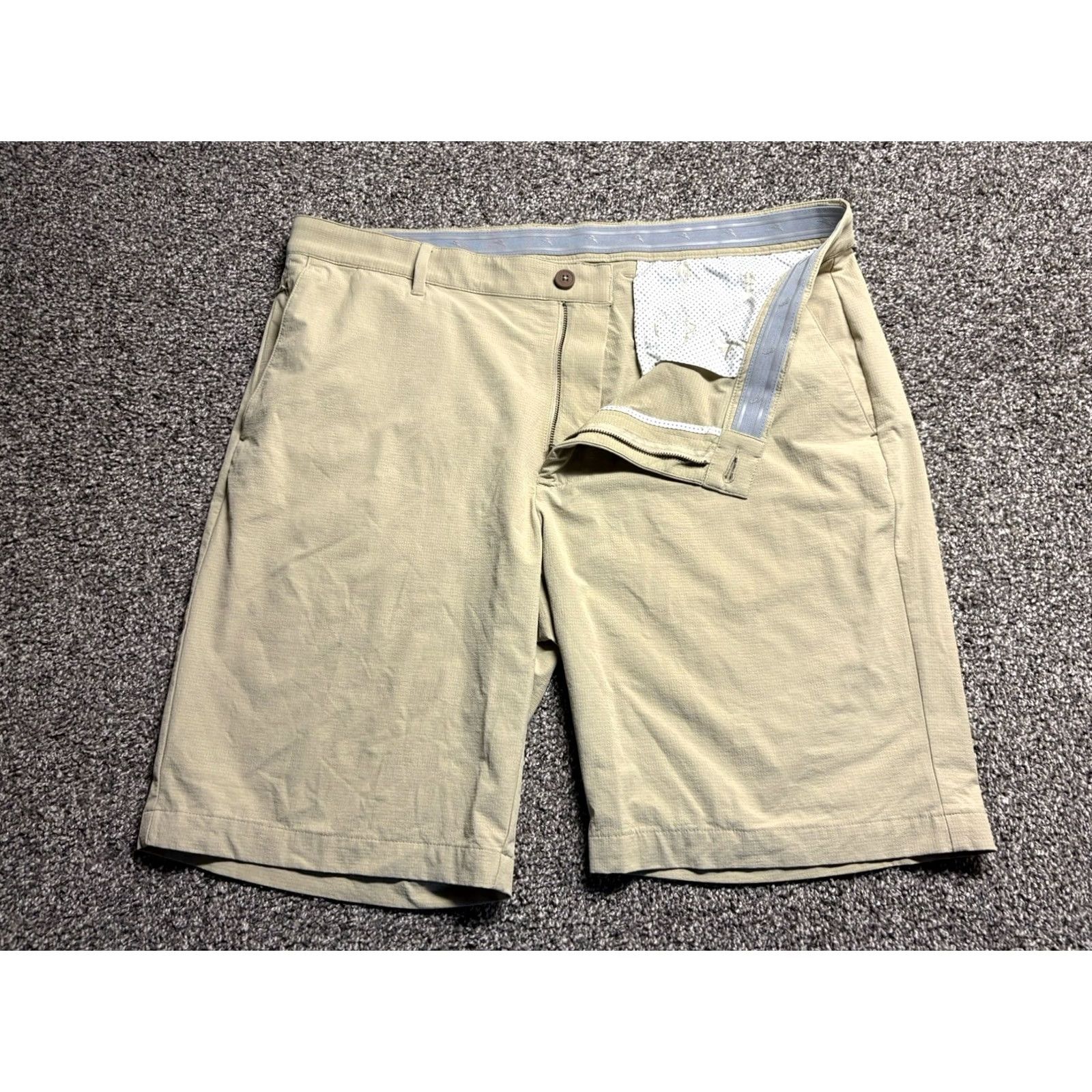 Tommy Bahama Tommy Bahama Shorts Mens 38 Khaki Beige Golf Chino Flat Front 9" Nylon Chip Shot Size US 38 / EU 54 - 3 Thumbnail