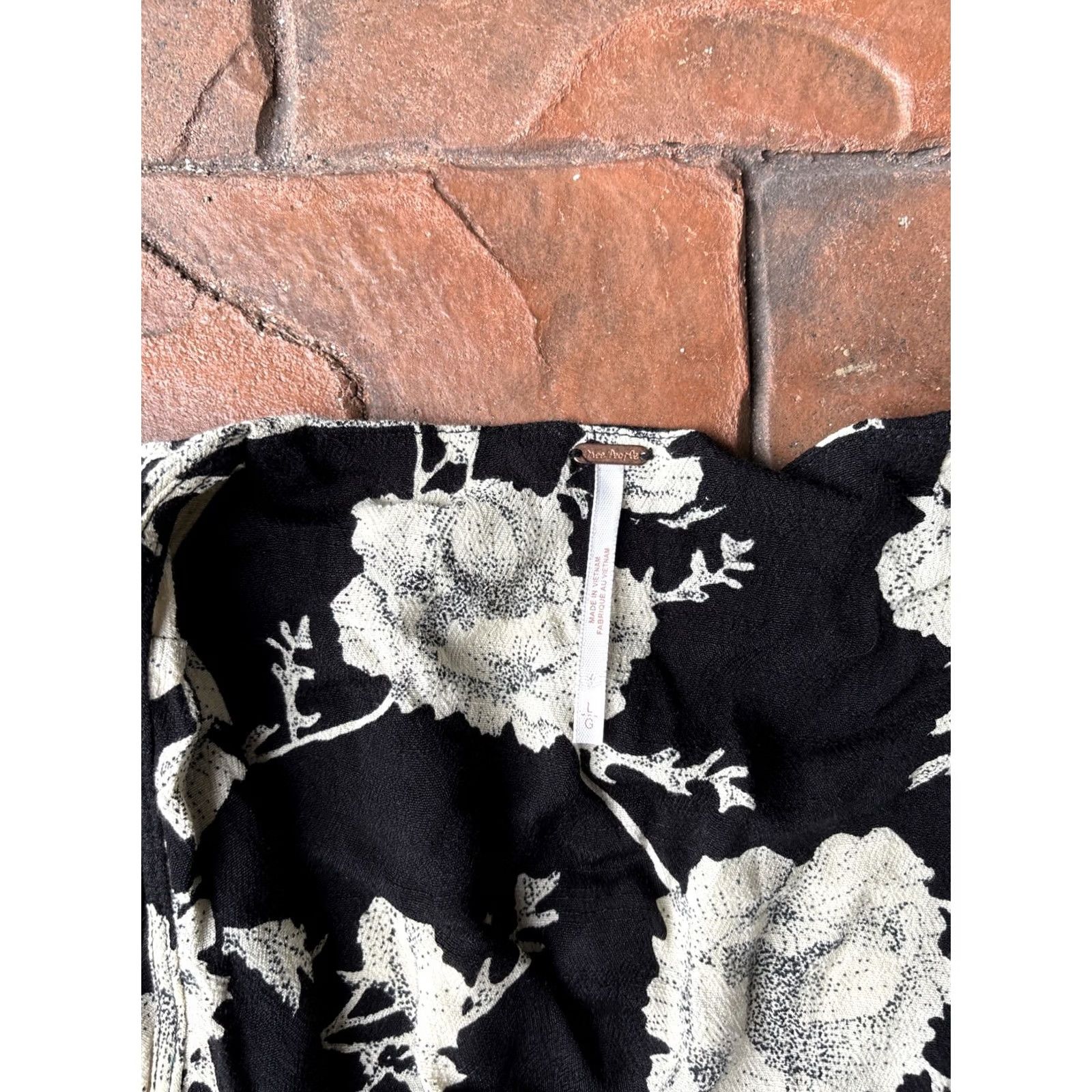 Free People Free People French Quarter Floral Mini Wrap Dress Women's Large Black White Floral 90s N/A Satin Viscose Short Sleeve A-Line Wrap Dress Womens Size L / US 10 / IT 46 - 2 Thumbnail