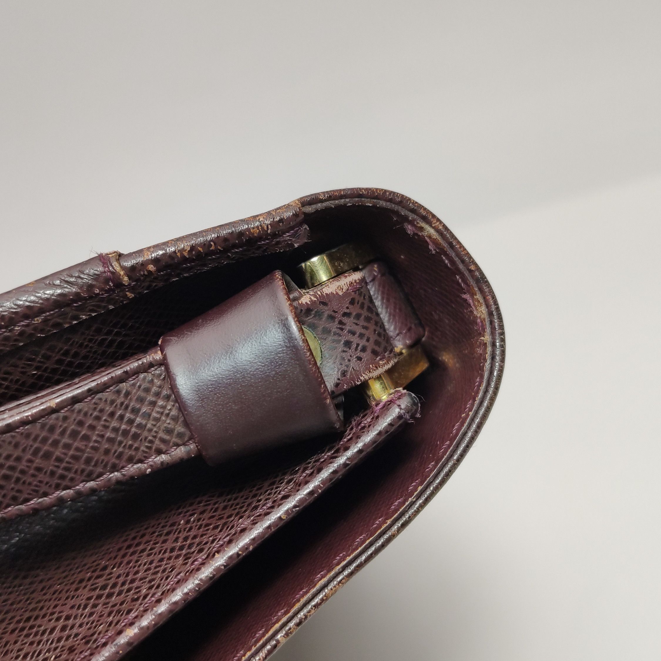 Louis Vuitton Louis Vuitton (LV) Cowhide Solid Metal Lock Flap Clutch -y2 Size ONE SIZE - 9 Thumbnail