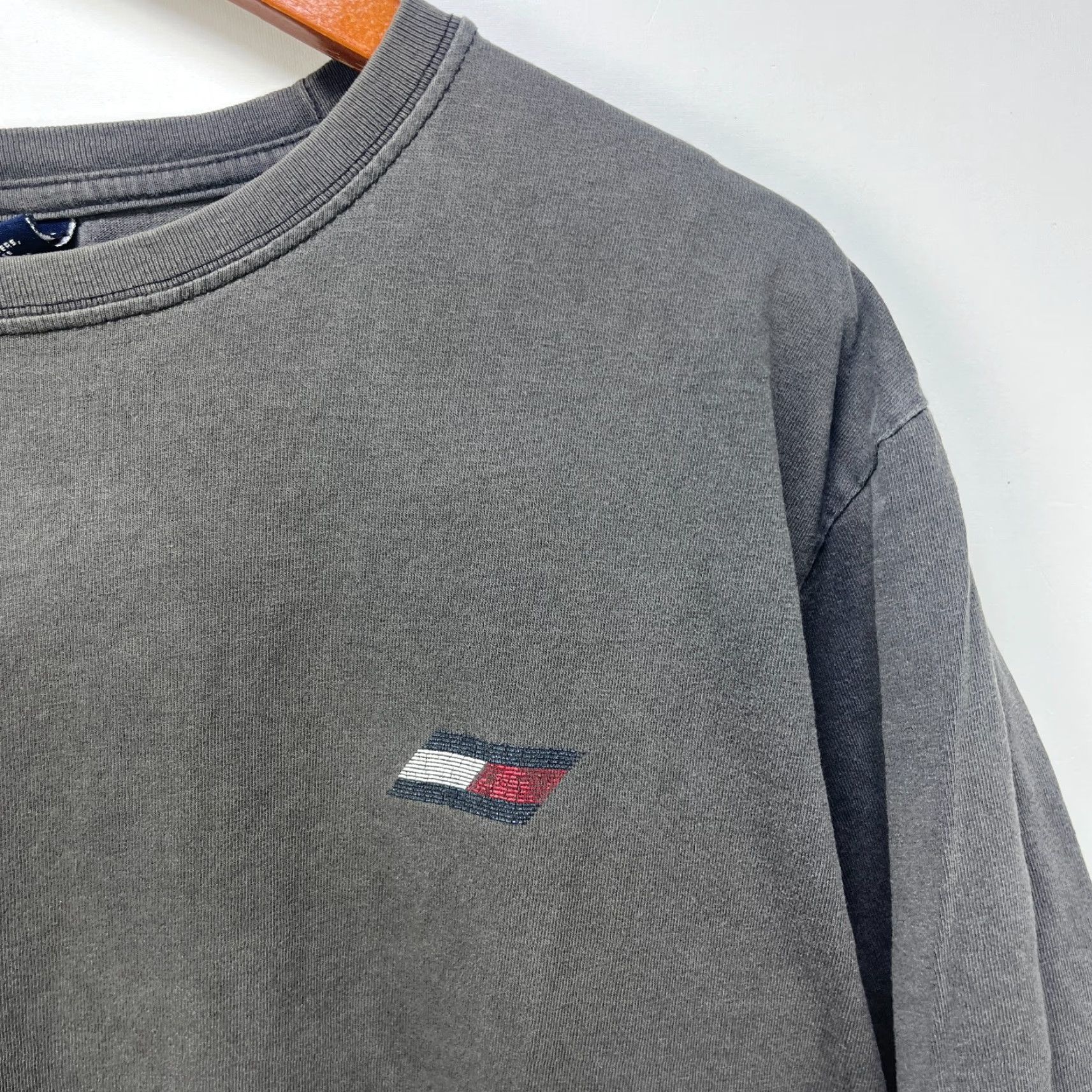 Tommy Hilfiger VINTAGE Tommy Hilfiger Sun Faded Black Gray Athletics T Shirt Large Size US L / EU 52-54 / 3 - 3 Thumbnail