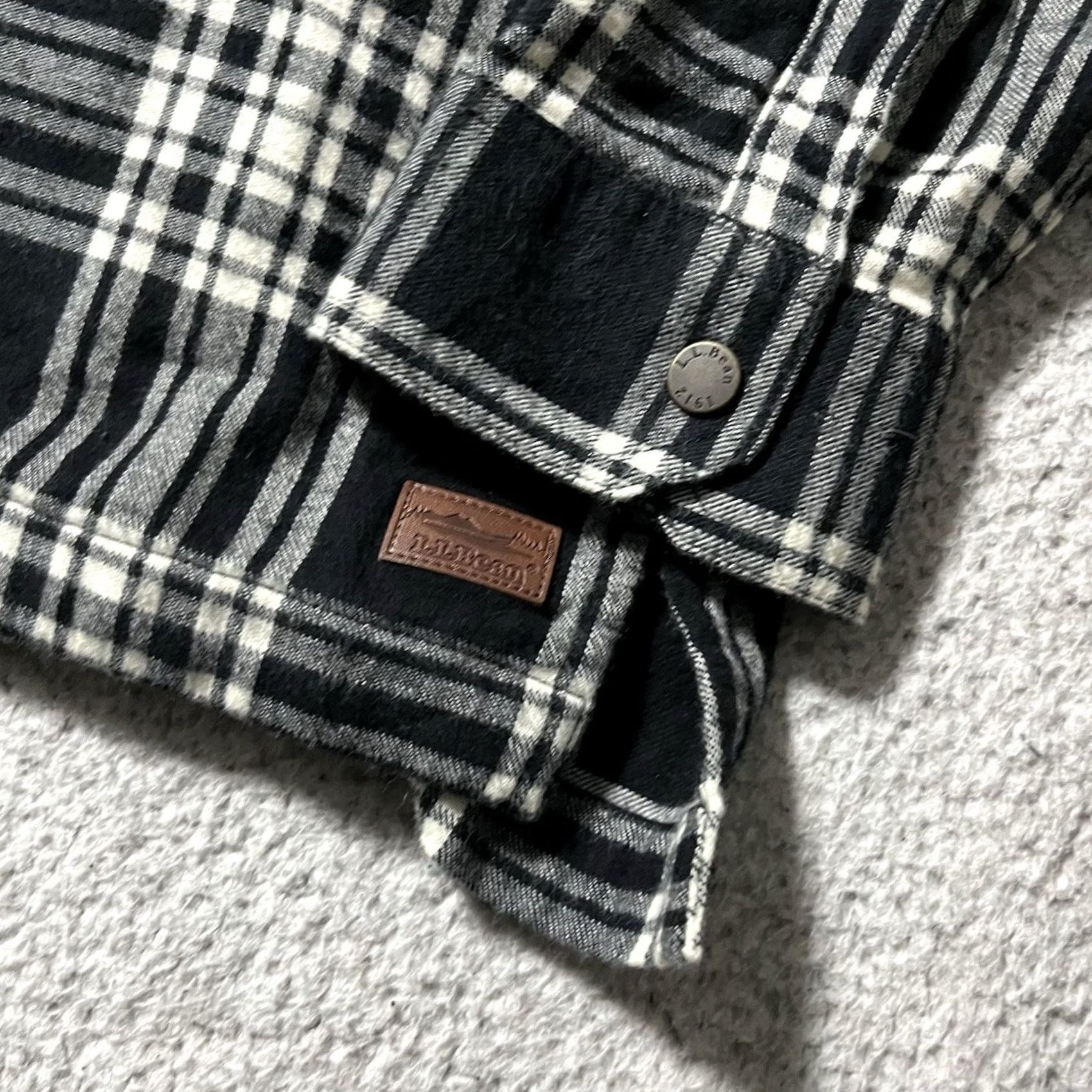 Vintage L.L. Bean Flannel Mens Medium Black Plaid Hooded Button Slightly Fitted Outdoor Shirt Men Size US M / EU 48-50 / 2 - 5 Thumbnail