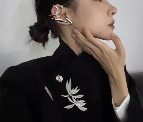 Jewelry Stylish Silver Ear Cuff - Unique Curved Design Size ONE SIZE - 2 Thumbnail