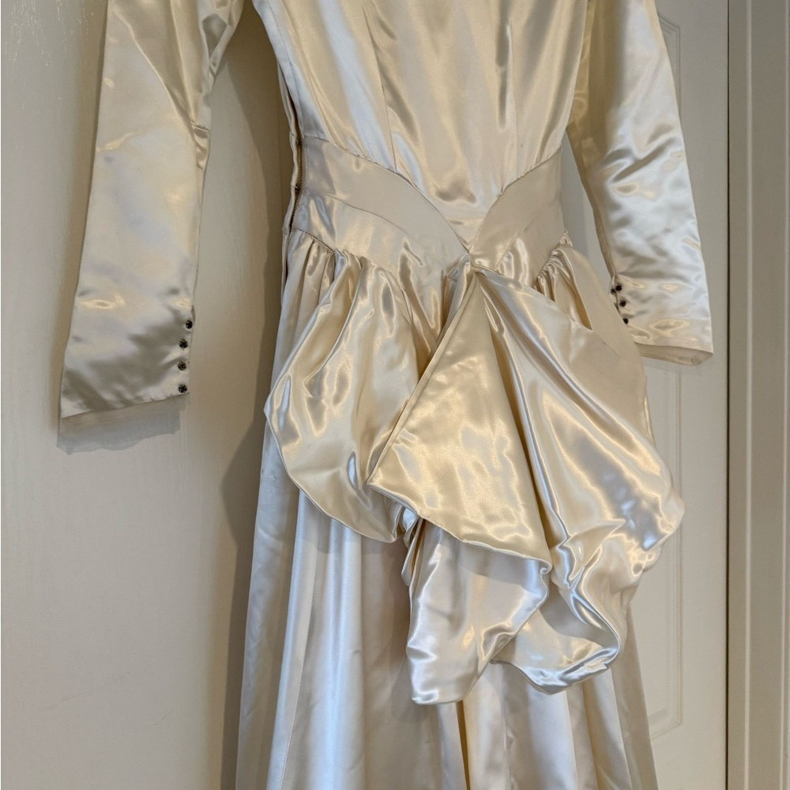 Handmade VNTG 1940’s Bustle Back Satin wedding dress small Size S / US 4 / IT 40 - 10 Thumbnail