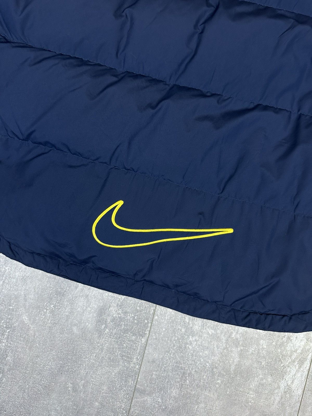 Vintage Men’s vintage rare Nike overprint logo Down jacket Size US L / EU 52-54 / 3 - 7 Thumbnail