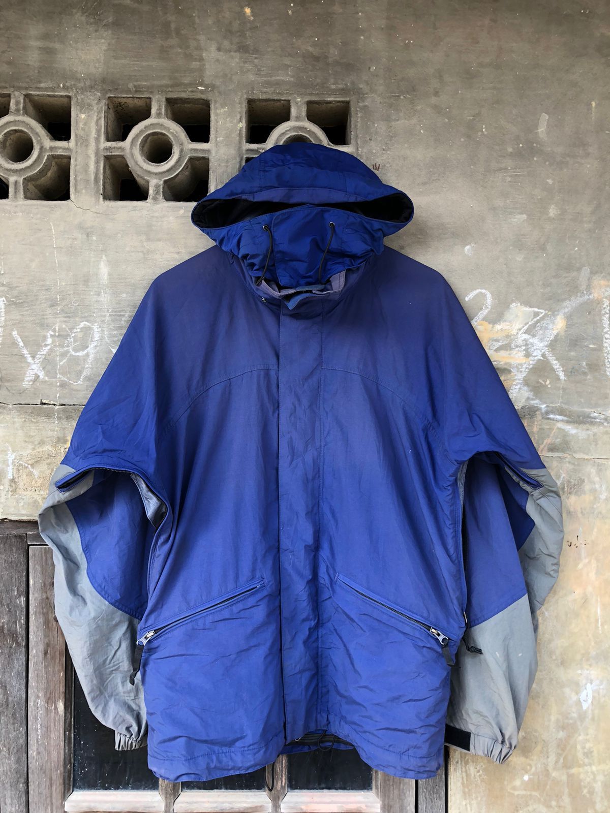 image of Analog x Burton Vintage Bloke Core Jacket in Blue, Men's (Size Small)